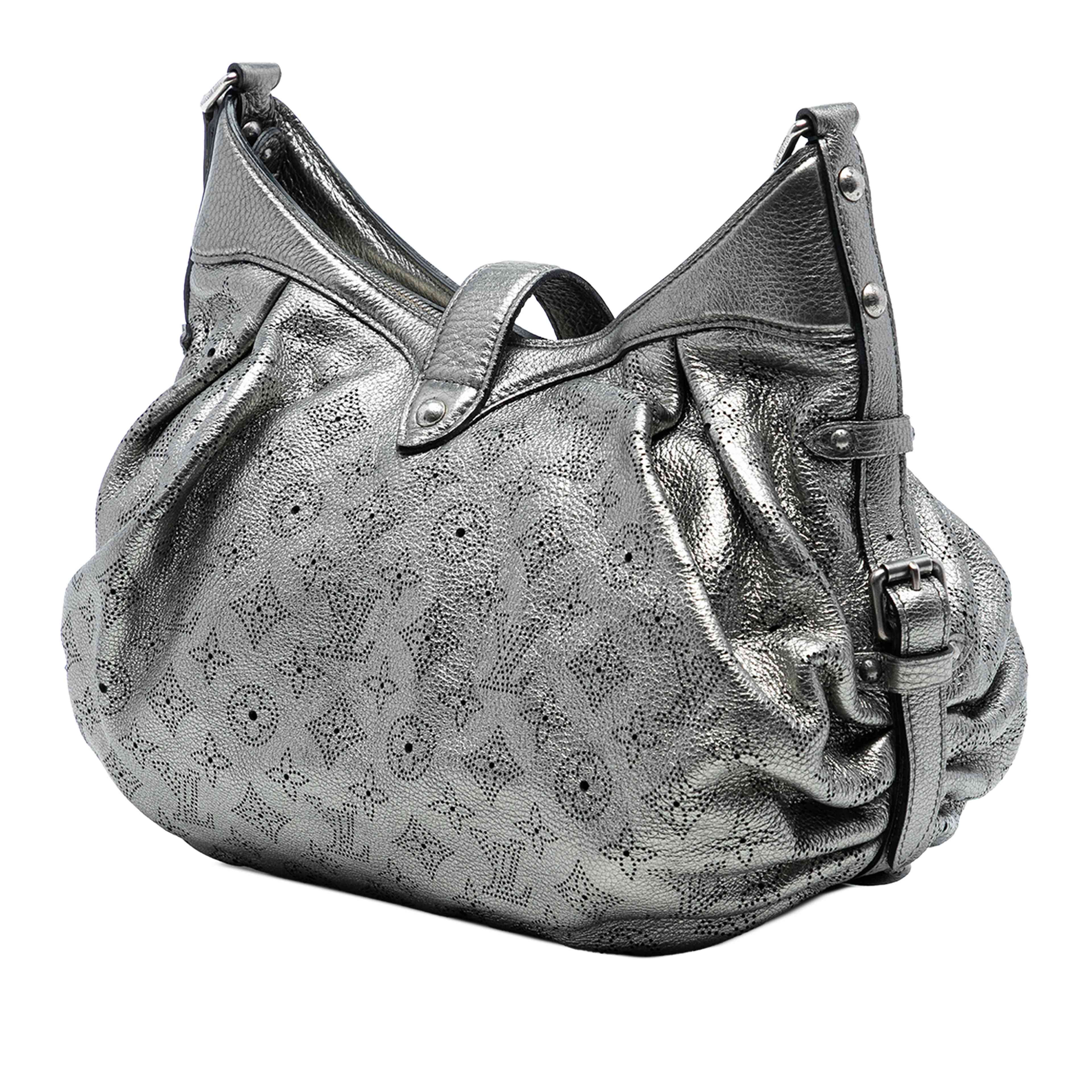 Louis Vuitton Monogram Mahina Xs, från Luxclusif, i färgen silver. Klicka för att öppna bilden i stort format