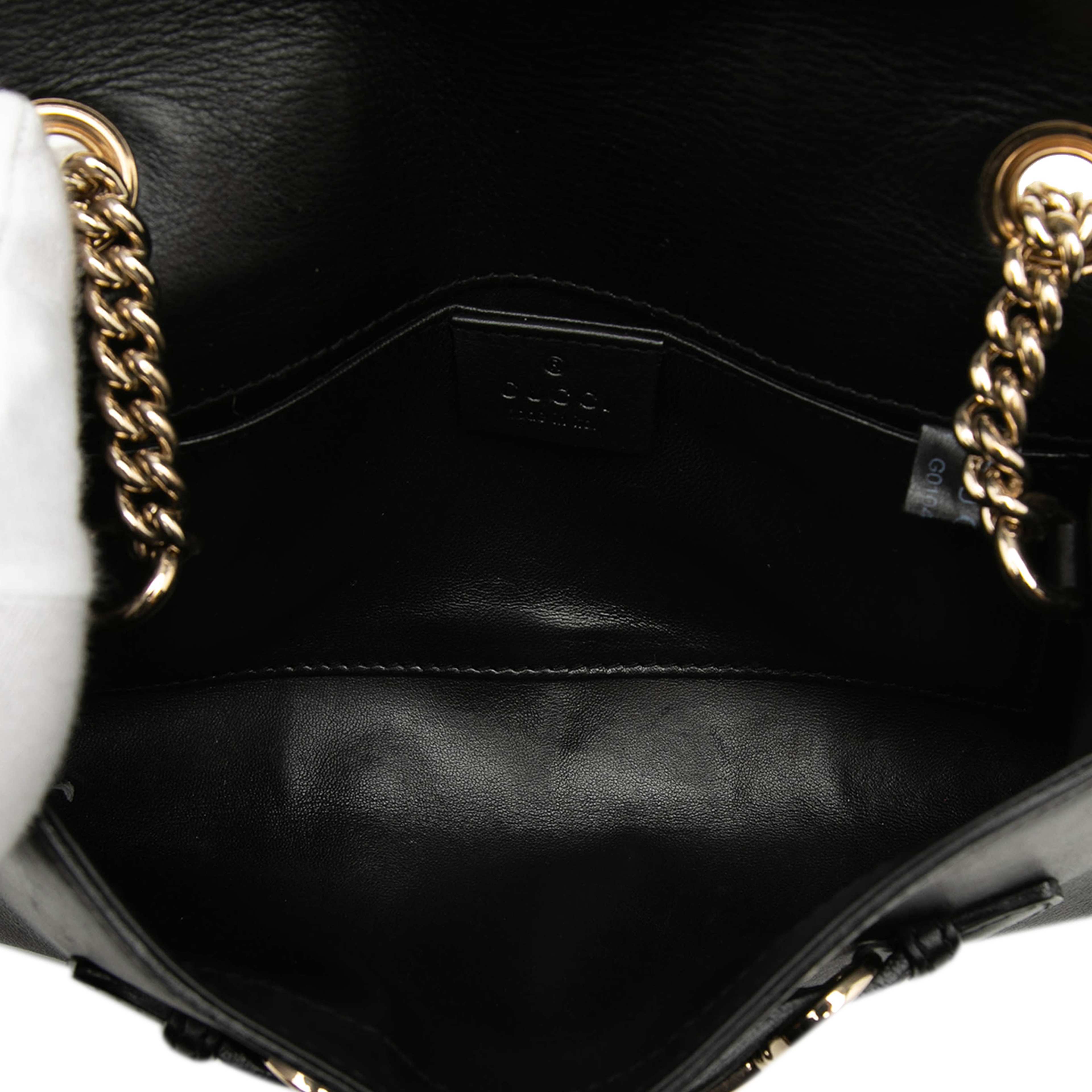 Gucci Small Leather Emily Shoulder Bag, från Luxclusif, i färgen black. Klicka för att öppna bilden i stort format