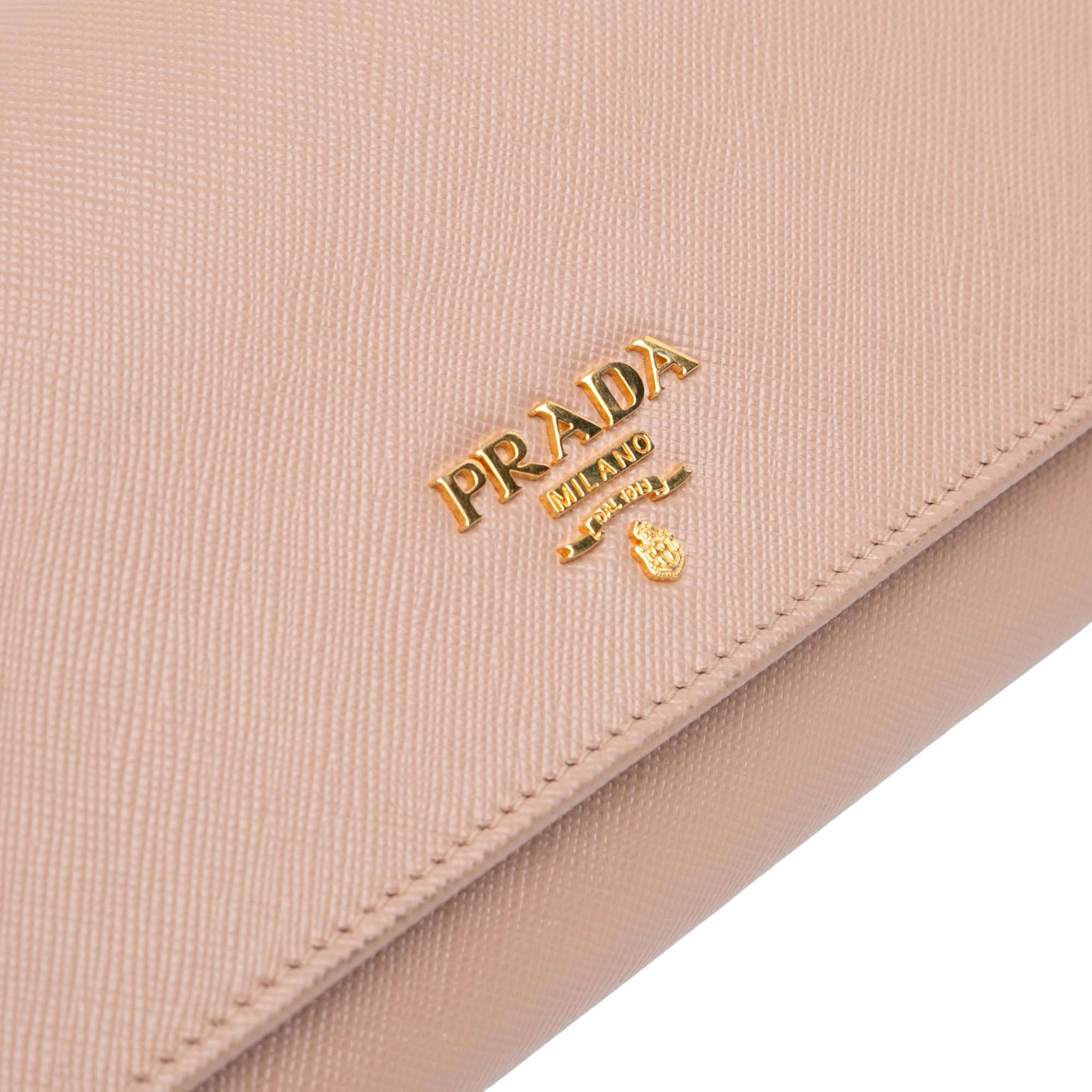 Prada Saffiano Wallet On Chain, från Luxclusif, i färgen beige. Klicka för att öppna bilden i stort format