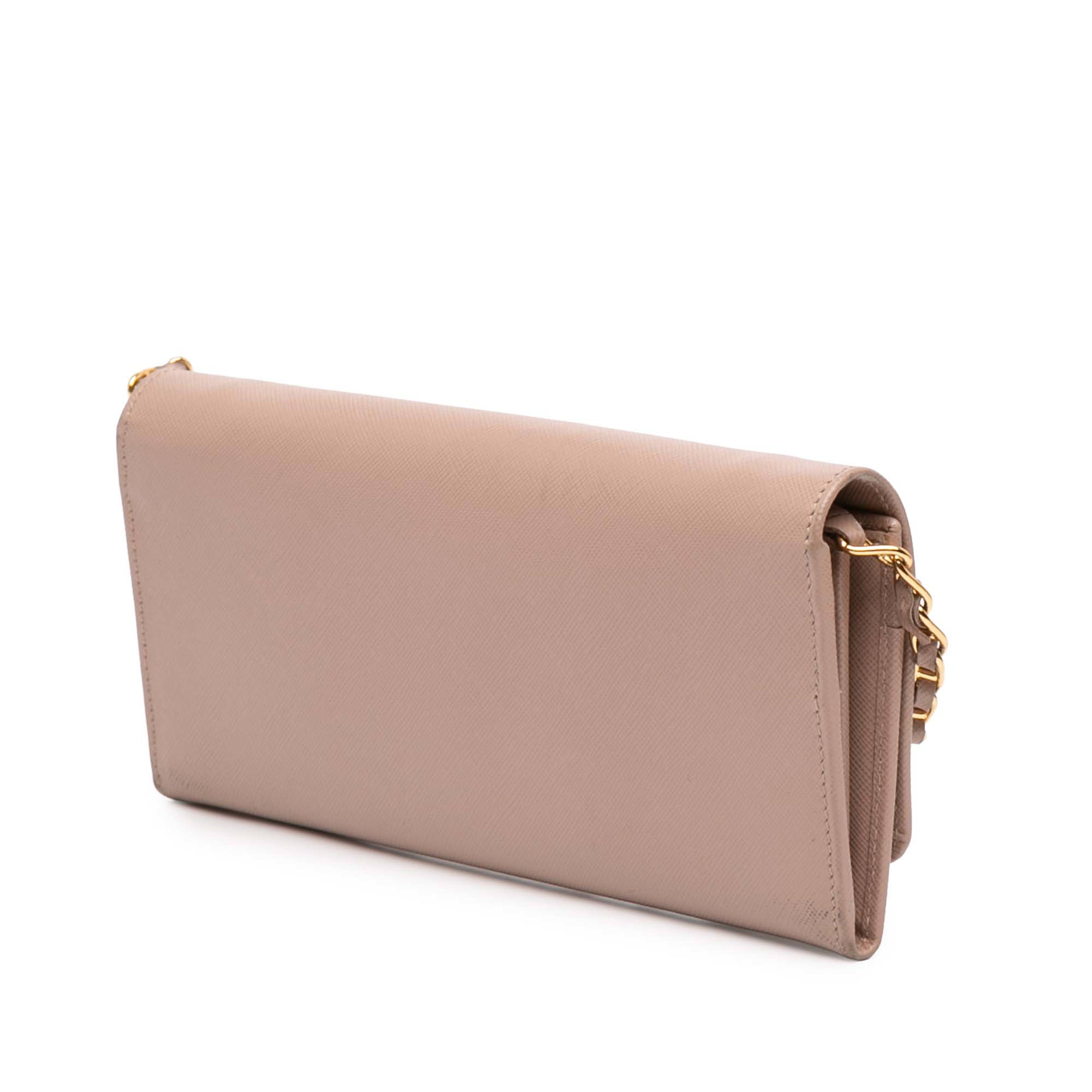 Prada Saffiano Wallet On Chain, från Luxclusif, i färgen beige. Klicka för att öppna bilden i stort format