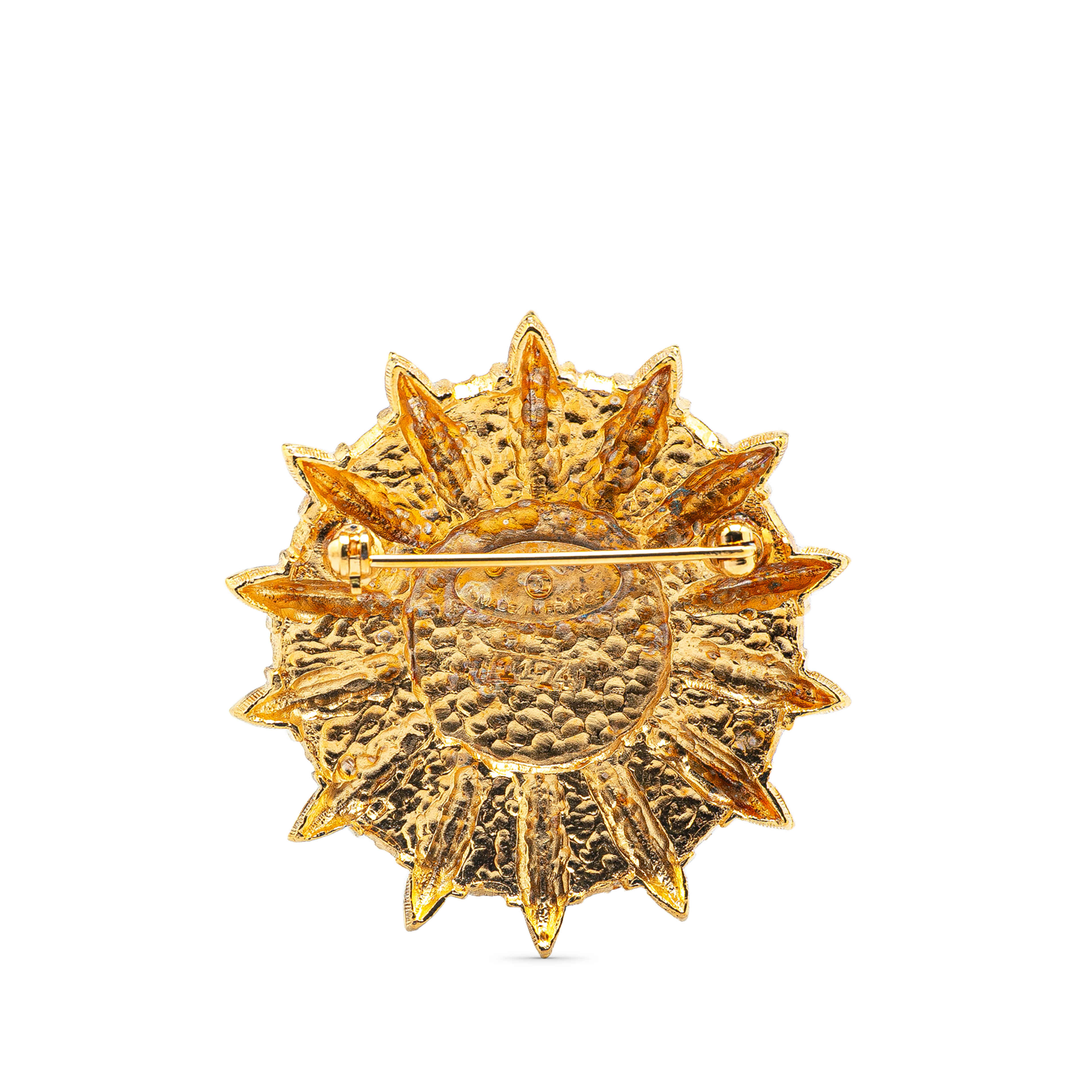 Chanel Gold Plated Sunburst Brooch, från Luxclusif, i färgen gold.