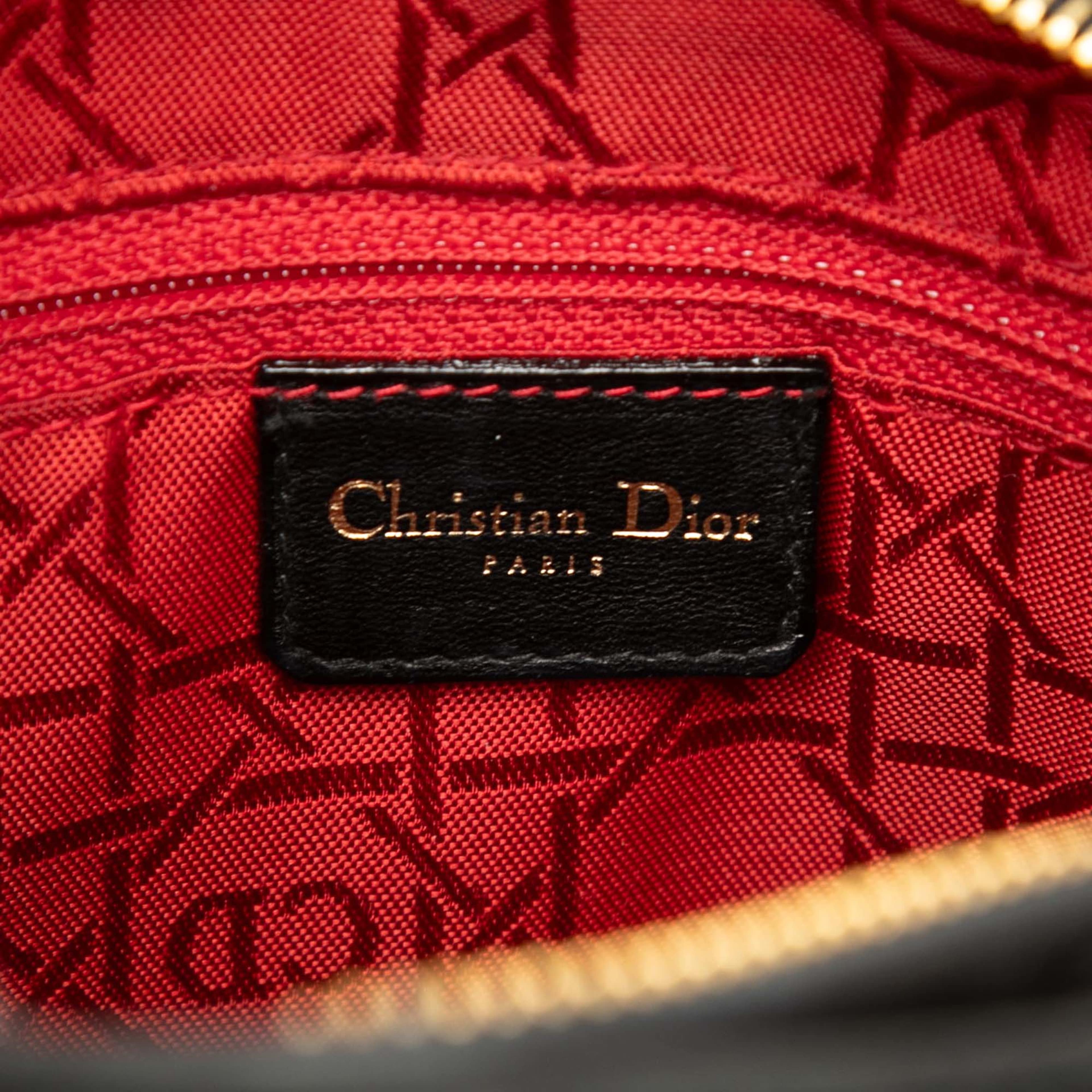 Dior Medium Suede Cannage Lady Dior, från Luxclusif, i färgen svart. Klicka för att öppna bilden i stort format