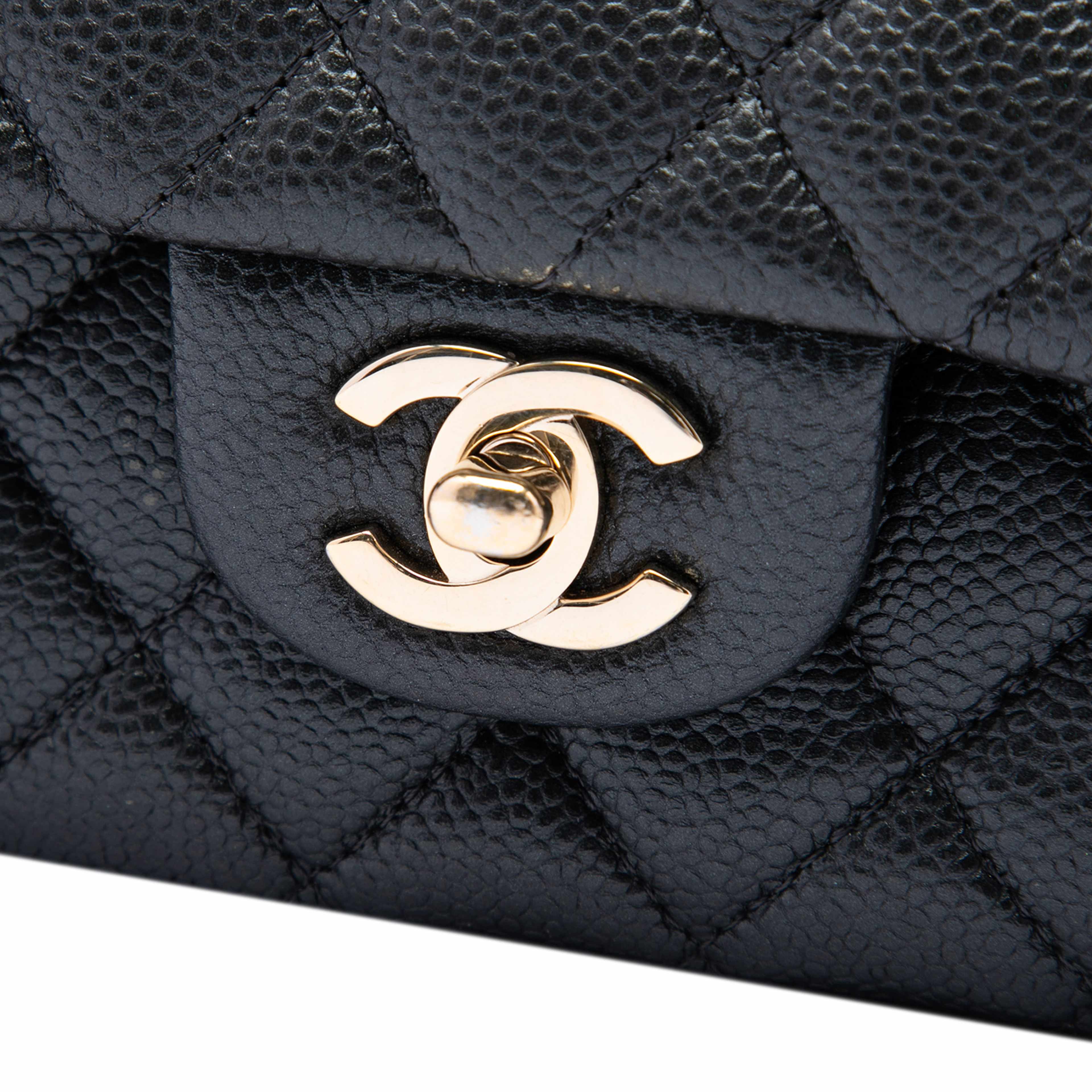 Chanel Medium Classic Caviar Double Flap, från Luxclusif, i färgen svart. Klicka för att öppna bilden i stort format