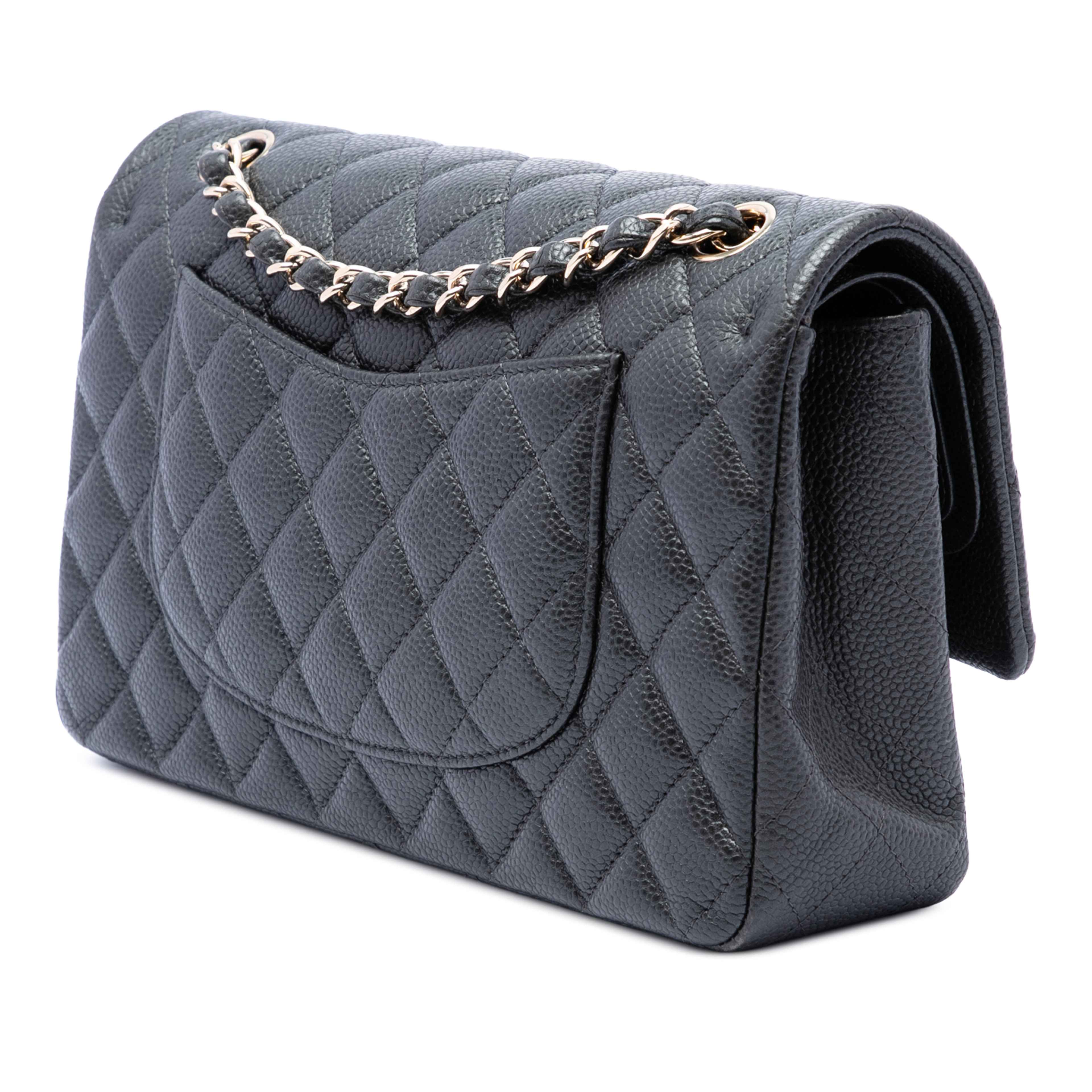 Chanel Medium Classic Caviar Double Flap, från Luxclusif, i färgen svart. Klicka för att öppna bilden i stort format