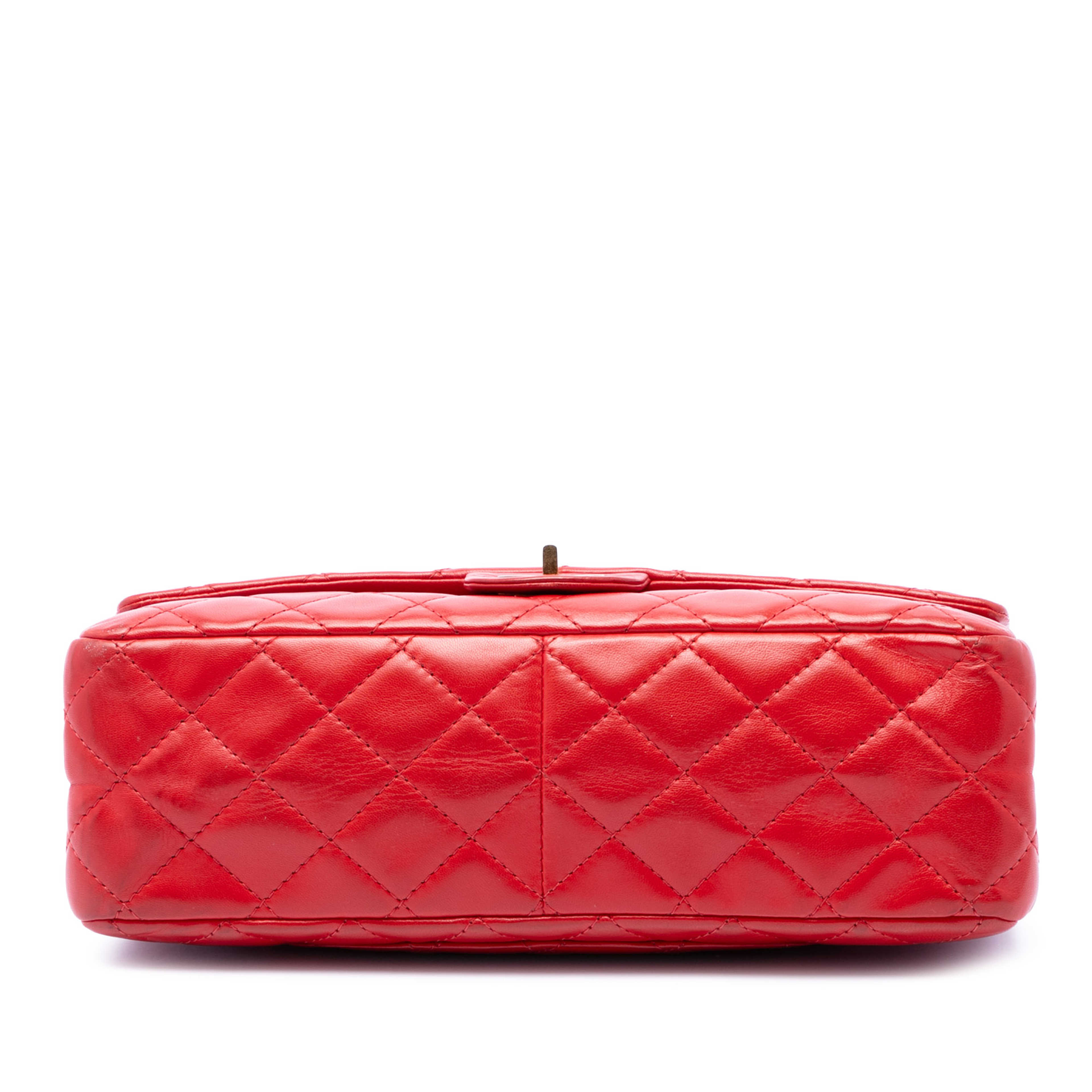 Chanel Quilted Lambskin Reissue 2.55 Double Flap 226, från Luxclusif, i färgen röd. Klicka för att öppna bilden i stort format
