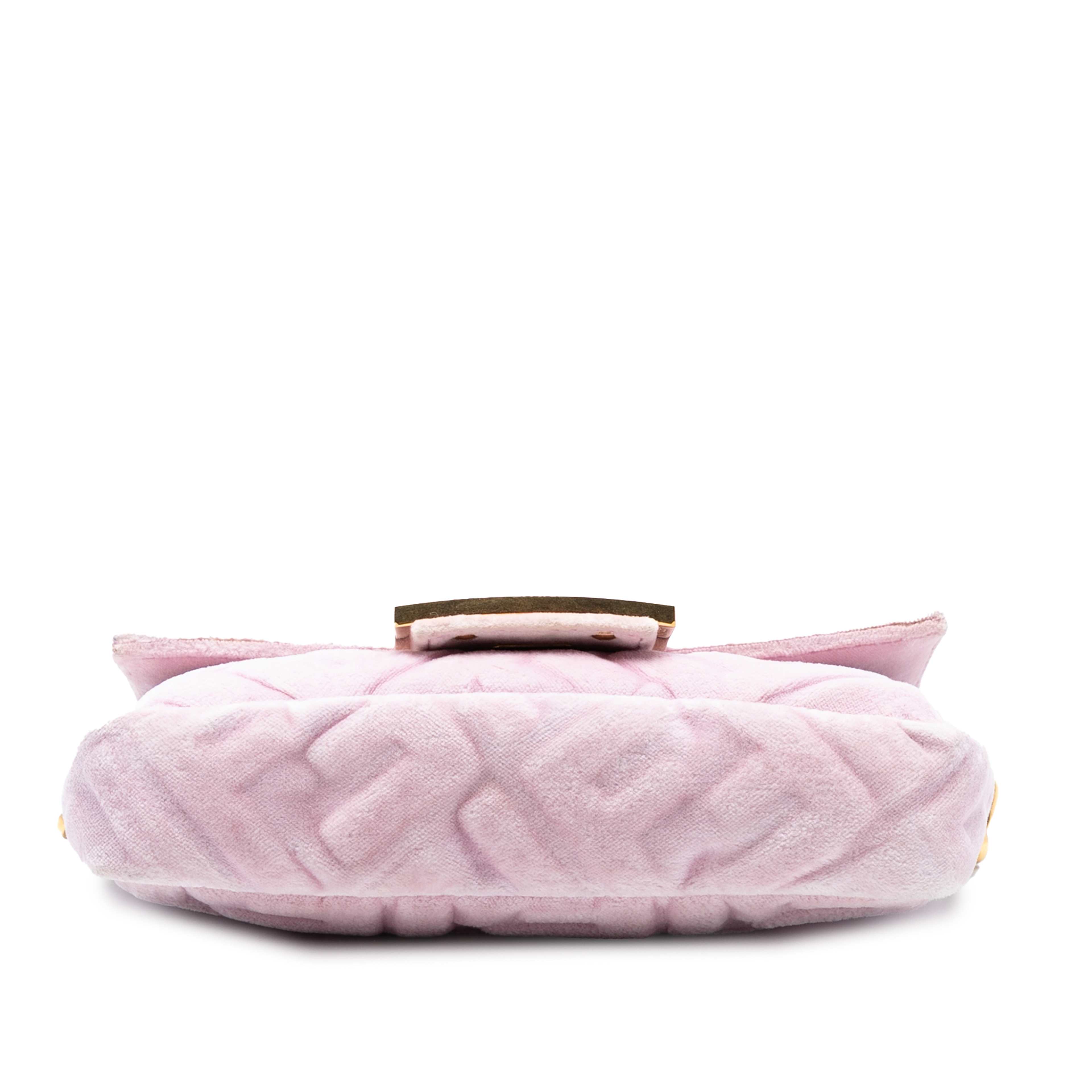 Fendi Mini Zucca Embossed Velvet Baguette Satchel, från Luxclusif, i färgen light pink. Klicka för att öppna bilden i stort format