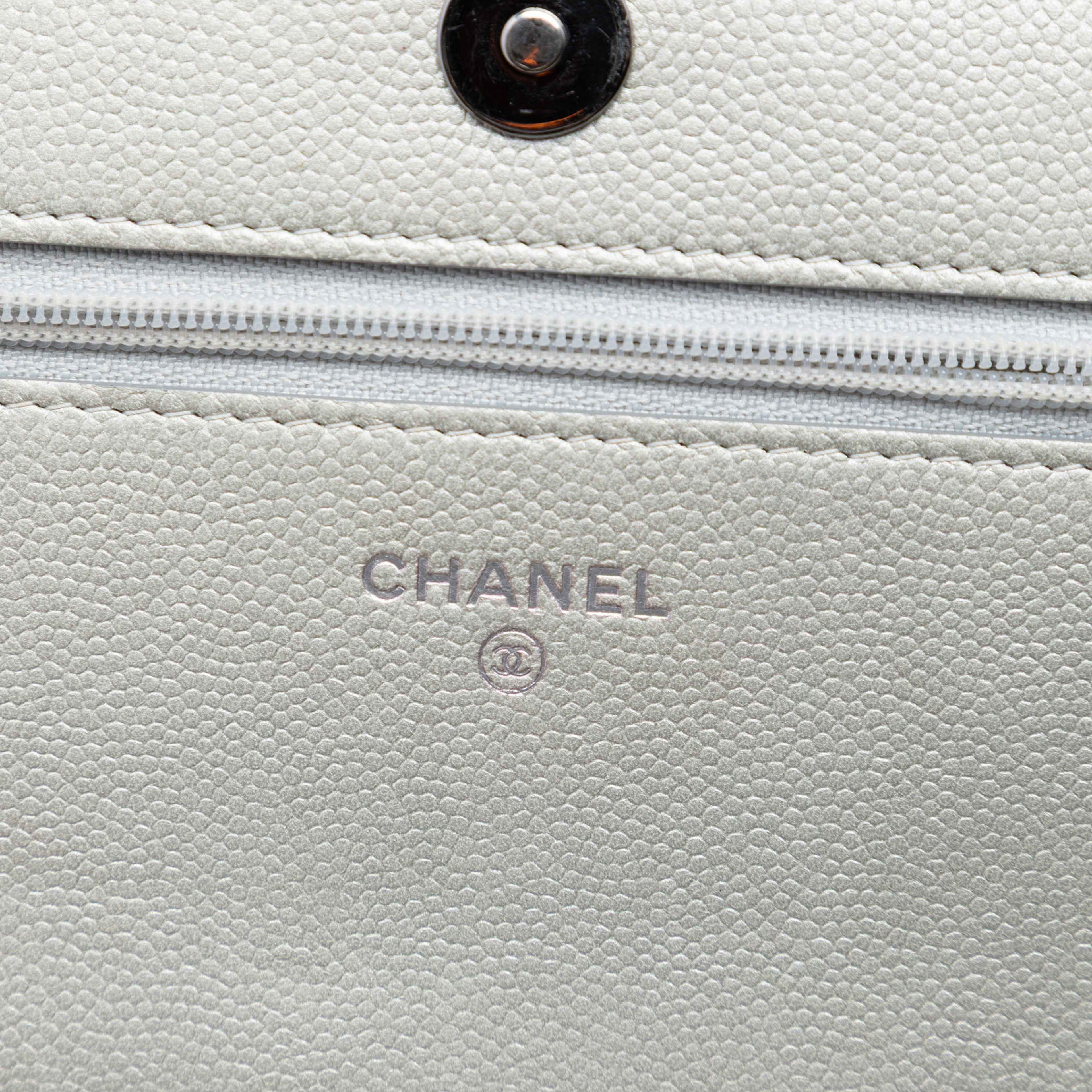 Chanel Quilted Caviar Boy Wallet On Chain, från Luxclusif, i färgen light gray. Klicka för att öppna bilden i stort format