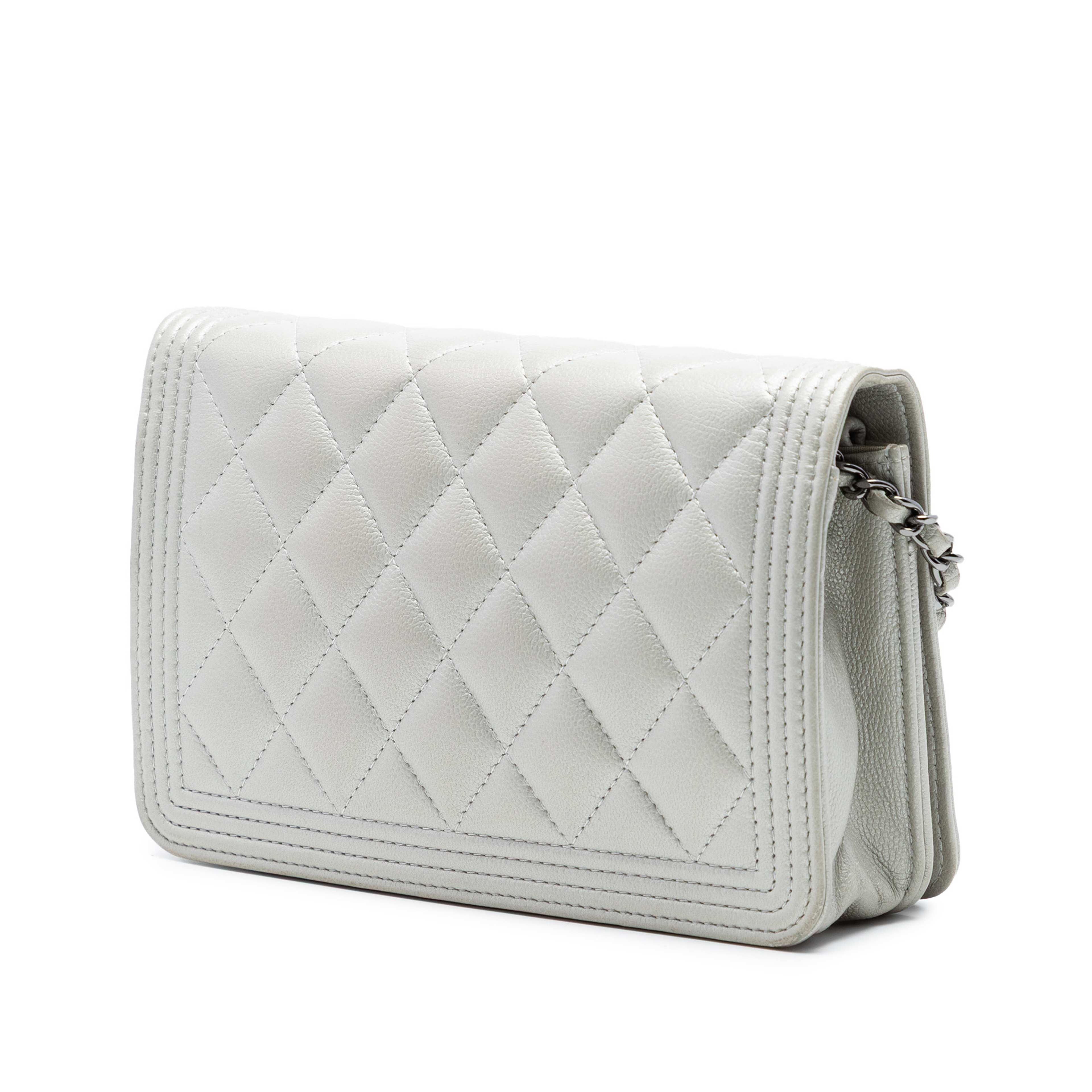 Chanel Quilted Caviar Boy Wallet On Chain, från Luxclusif, i färgen light gray. Klicka för att öppna bilden i stort format
