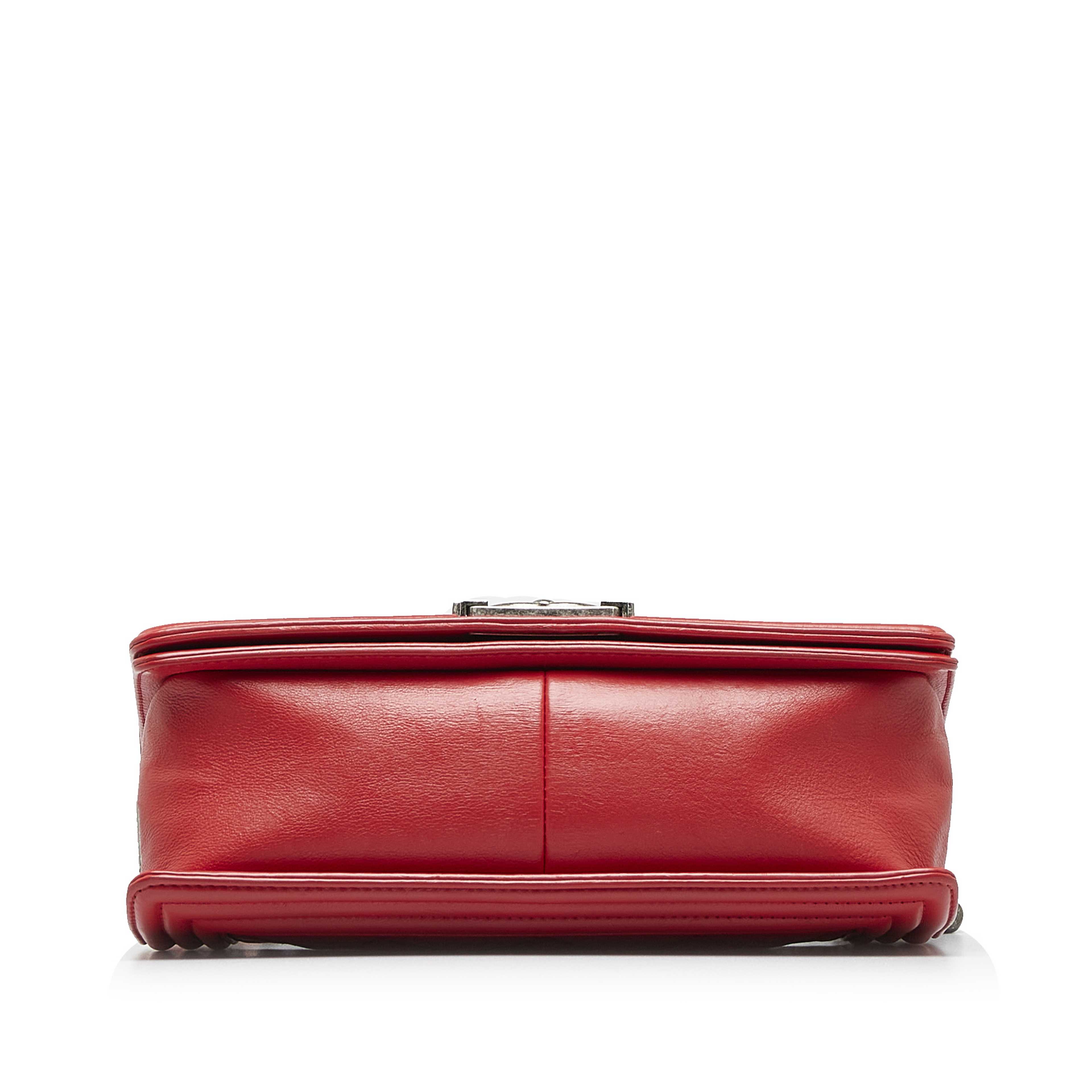 Chanel Small Calfskin Double Stitch Boy Flap, från Luxclusif, i färgen red. Klicka för att öppna bilden i stort format