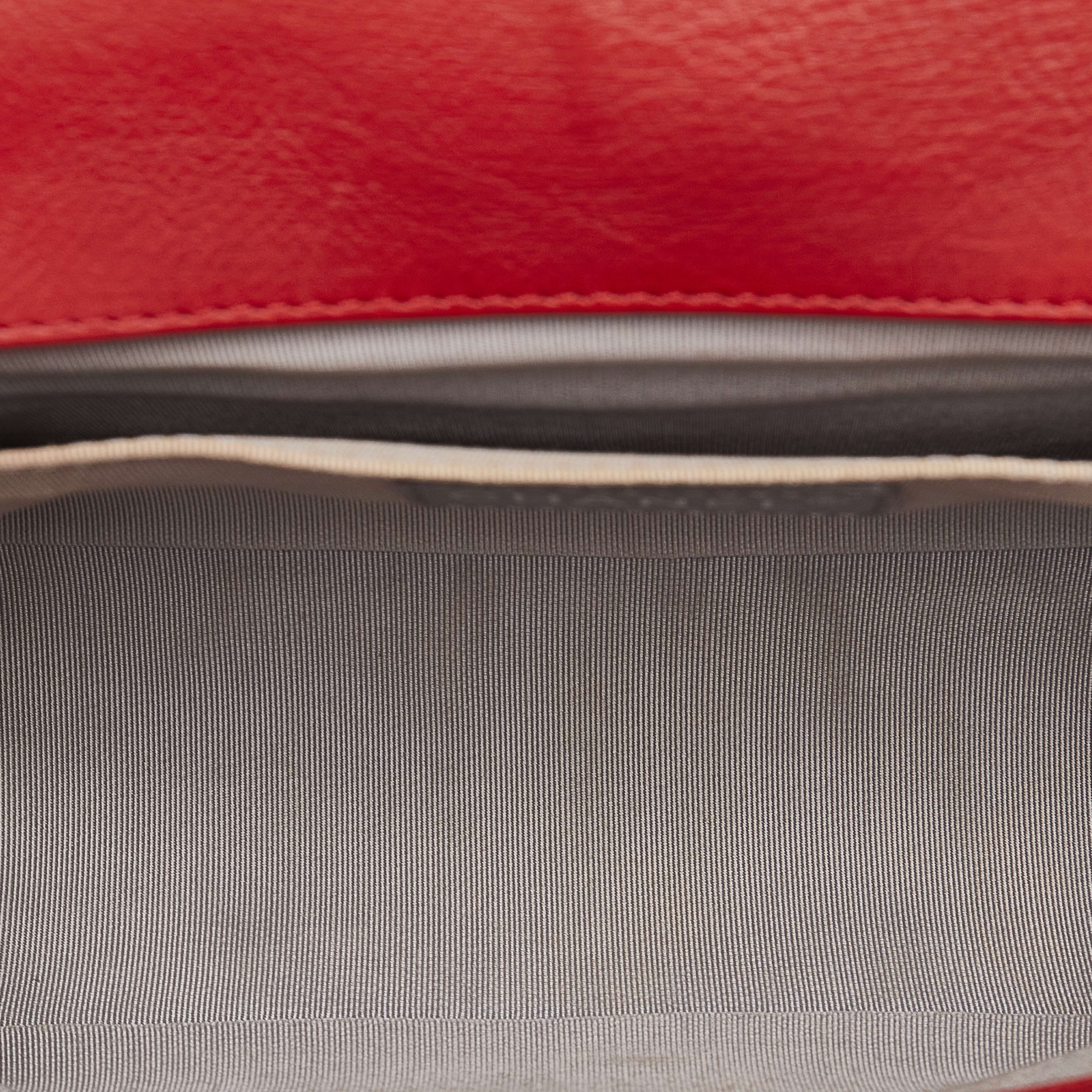 Chanel Small Calfskin Double Stitch Boy Flap, från Luxclusif, i färgen red. Klicka för att öppna bilden i stort format