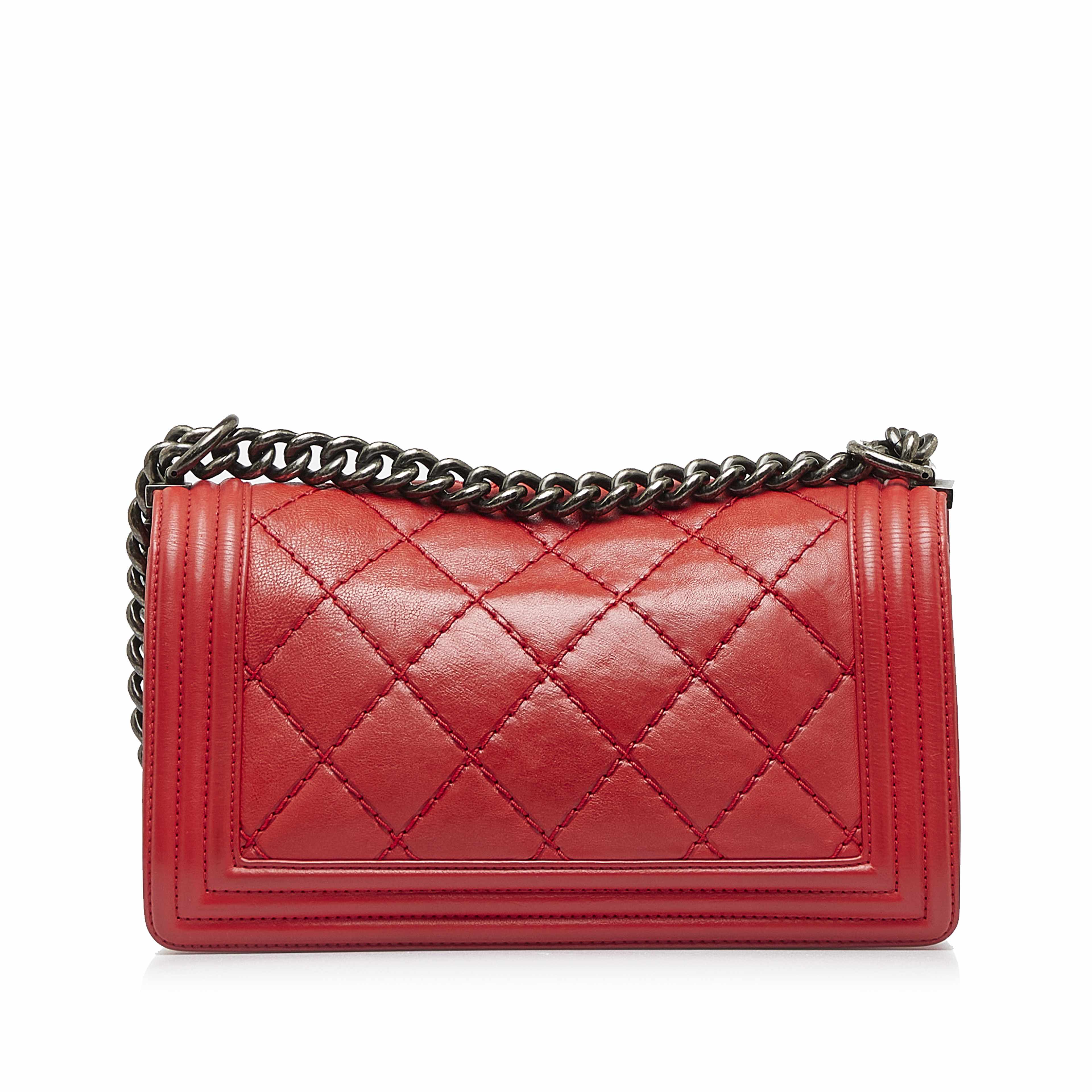 Chanel Small Calfskin Double Stitch Boy Flap, från Luxclusif, i färgen red. Klicka för att öppna bilden i stort format
