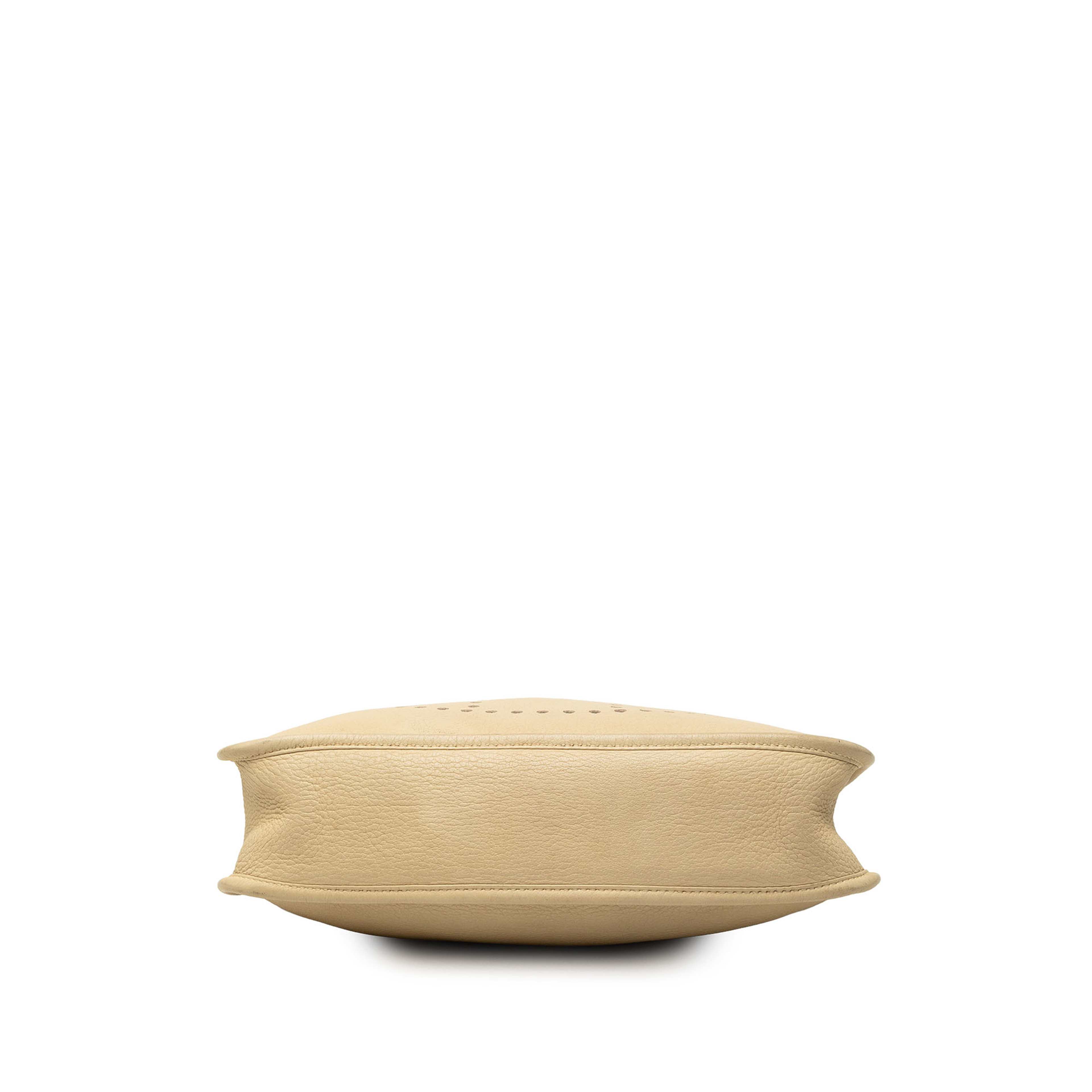 Hermès Clemence Evelyne I 29, från Luxclusif, i färgen beige. Klicka för att öppna bilden i stort format
