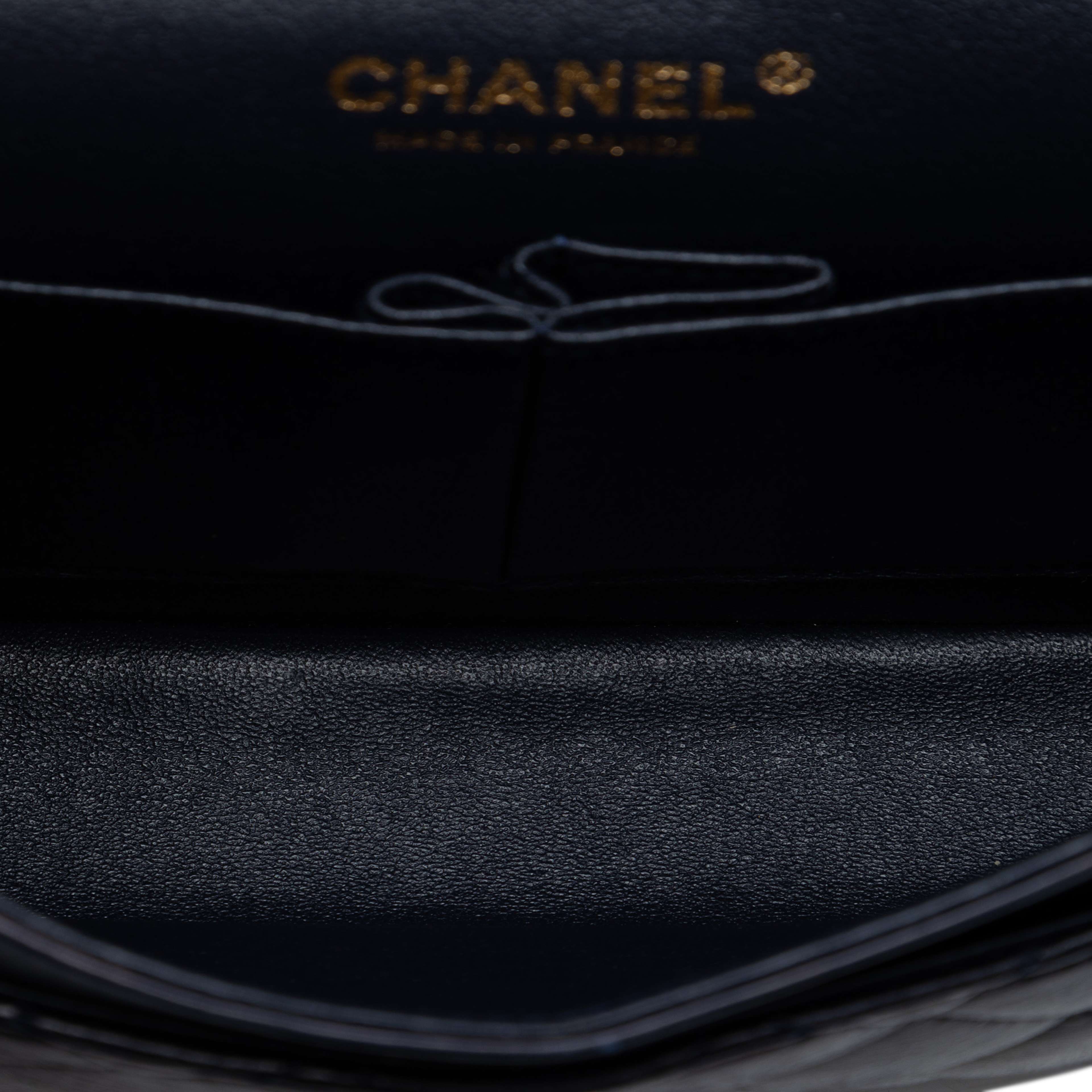 Chanel Medium Classic Lambskin Double Flap, från Luxclusif, i färgen black. Klicka för att öppna bilden i stort format