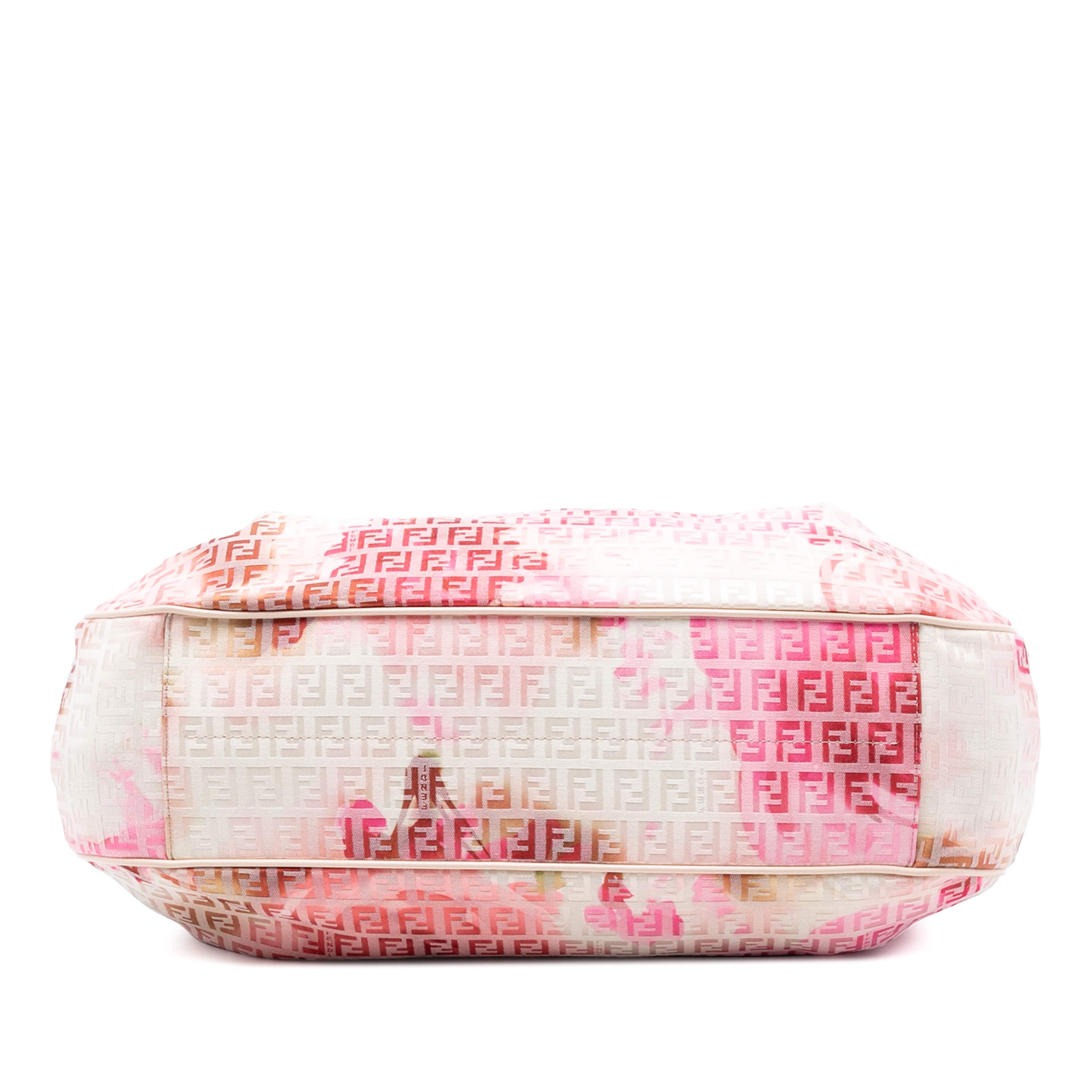 Fendi Zucchino Canvas Floral Tote, från Luxclusif, i färgen beige. Klicka för att öppna bilden i stort format