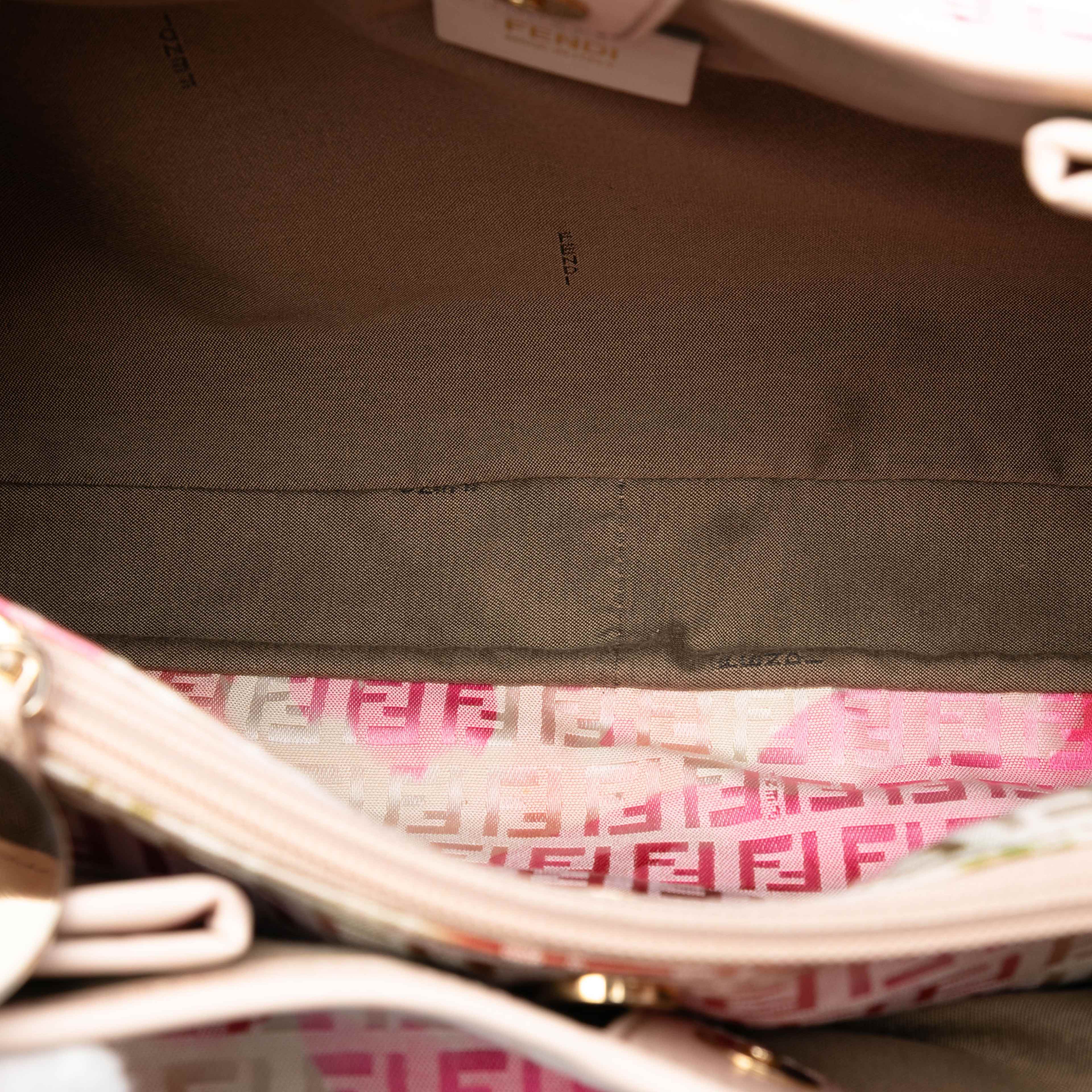 Fendi Zucchino Canvas Floral Tote, från Luxclusif, i färgen beige. Klicka för att öppna bilden i stort format