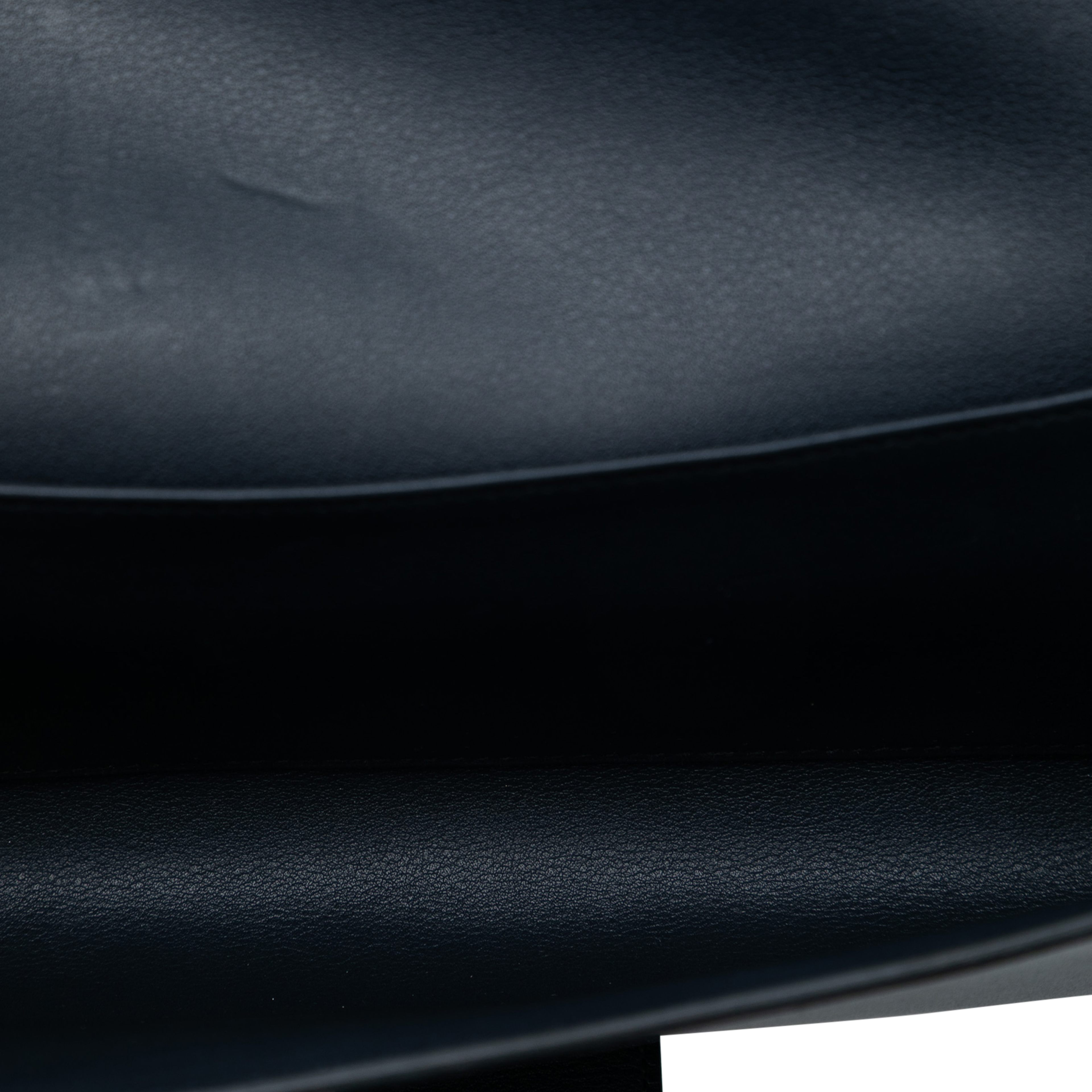 Hermès Tadelakt Medor Clutch 23, från Luxclusif, i färgen navy. Klicka för att öppna bilden i stort format