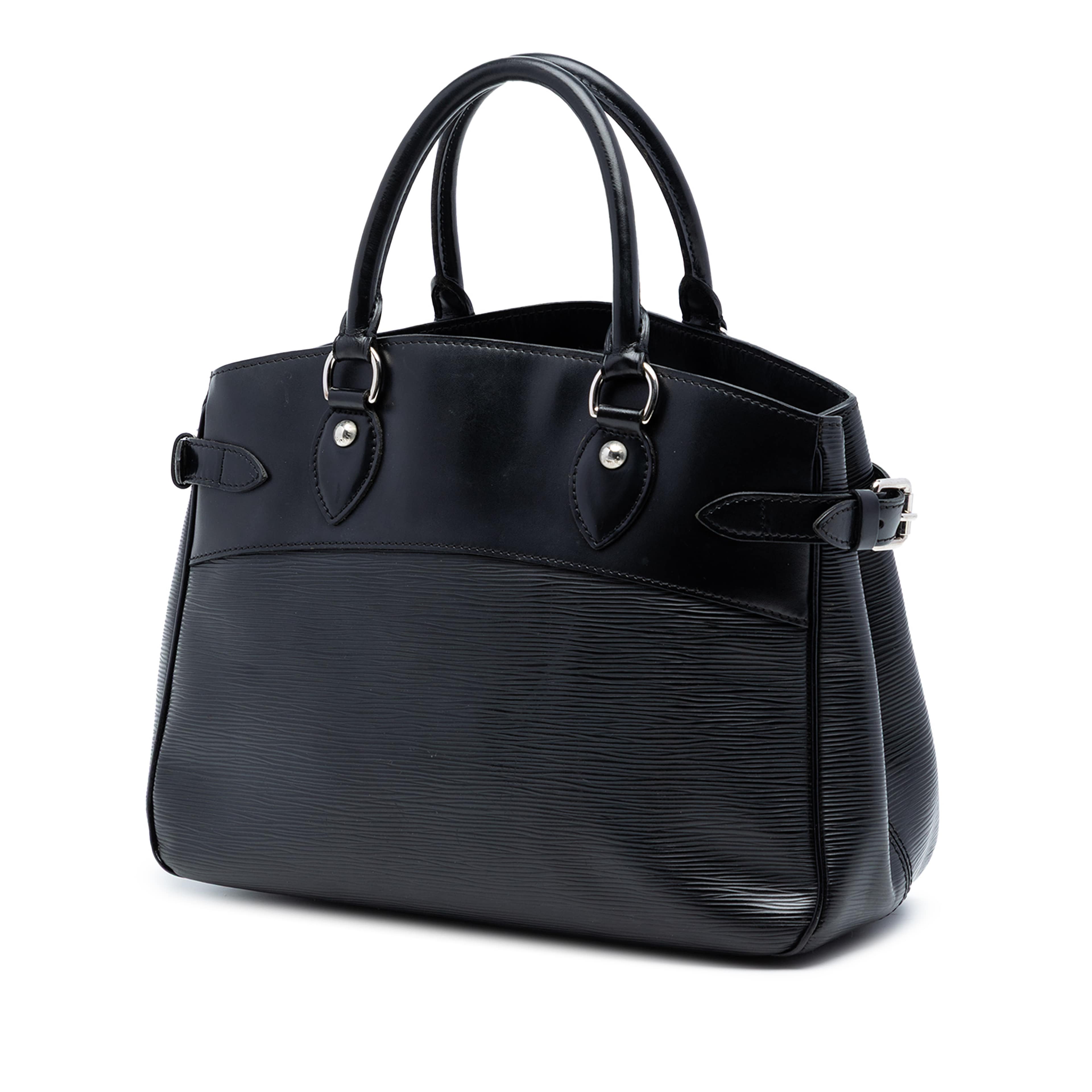 Louis Vuitton Epi Passy Pm, från Luxclusif, i färgen svart. Klicka för att öppna bilden i stort format