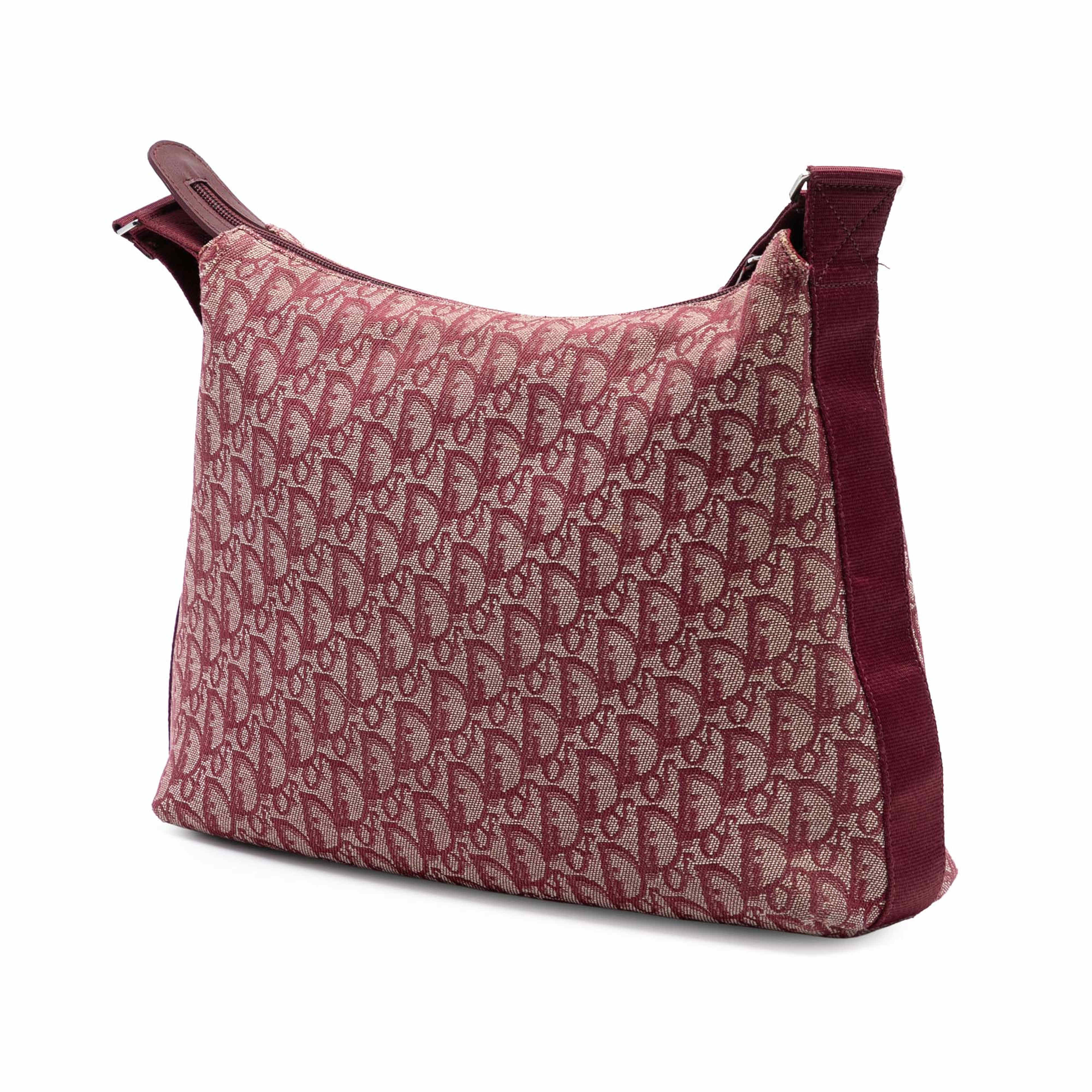 Dior Diorissimo Trotter Canvas Crossbody, från Luxclusif, i färgen red. Klicka för att öppna bilden i stort format