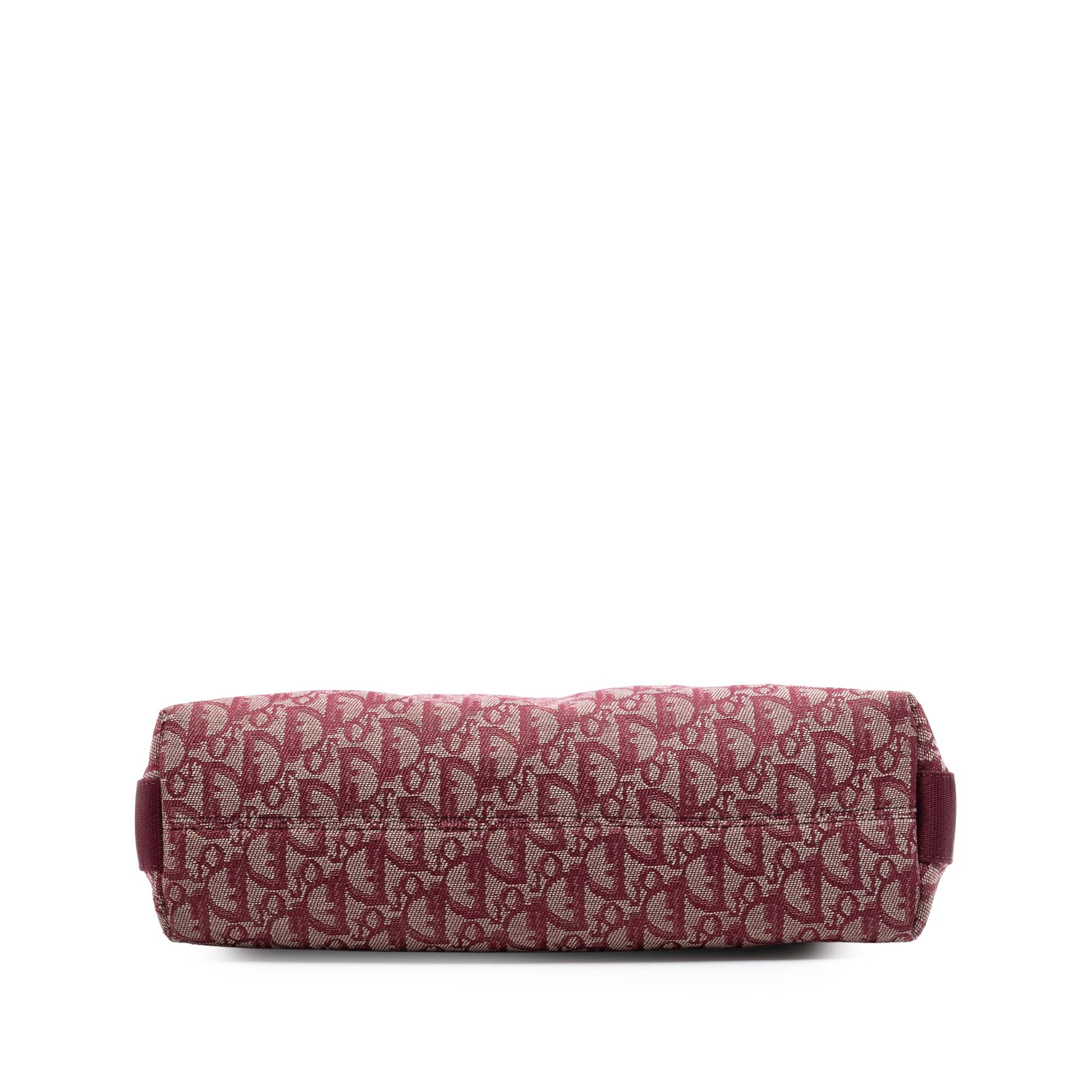 Dior Diorissimo Trotter Canvas Crossbody, från Luxclusif, i färgen red. Klicka för att öppna bilden i stort format