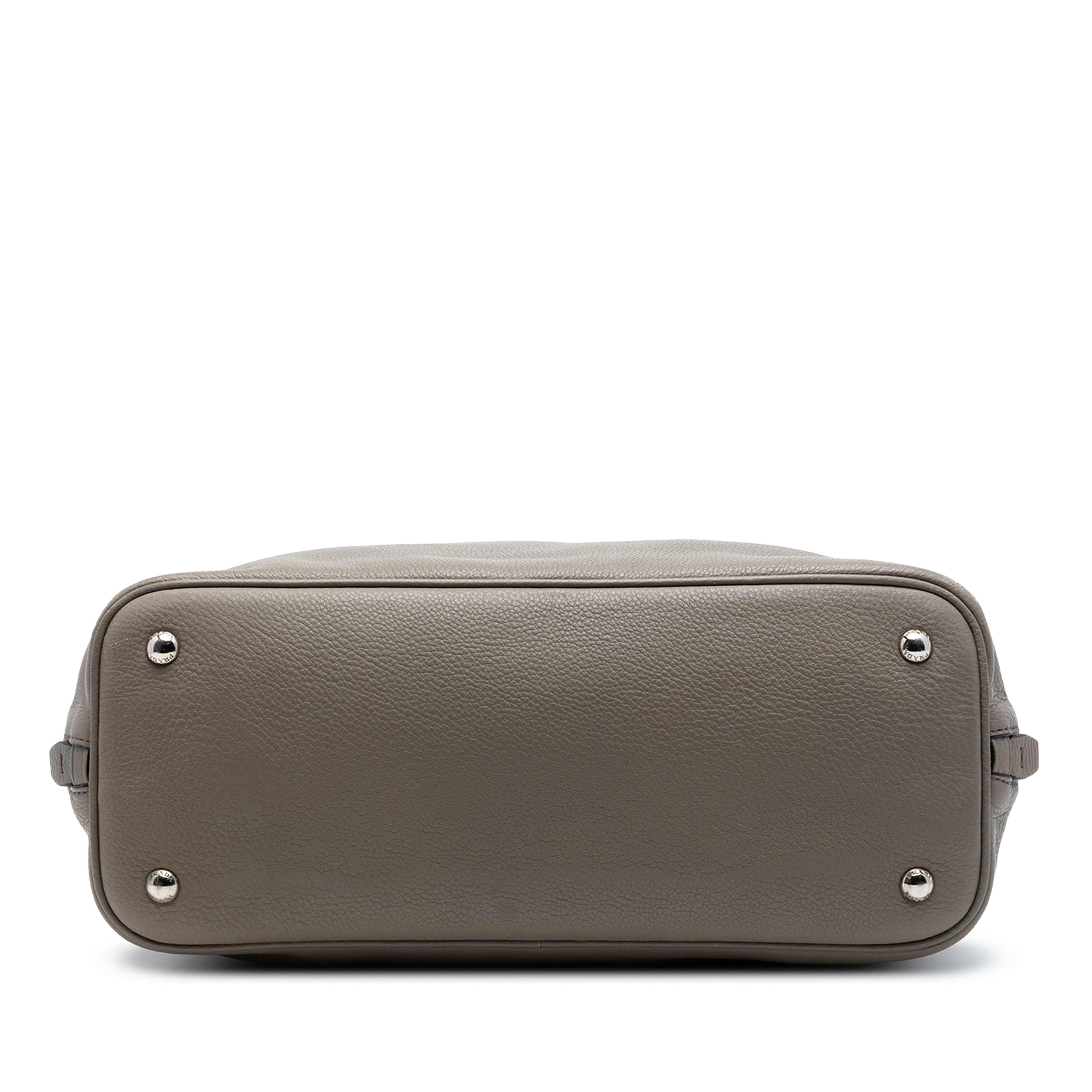 Prada Vitello Daino Side Zip Convertible Tote, från Luxclusif, i färgen brun. Klicka för att öppna bilden i stort format