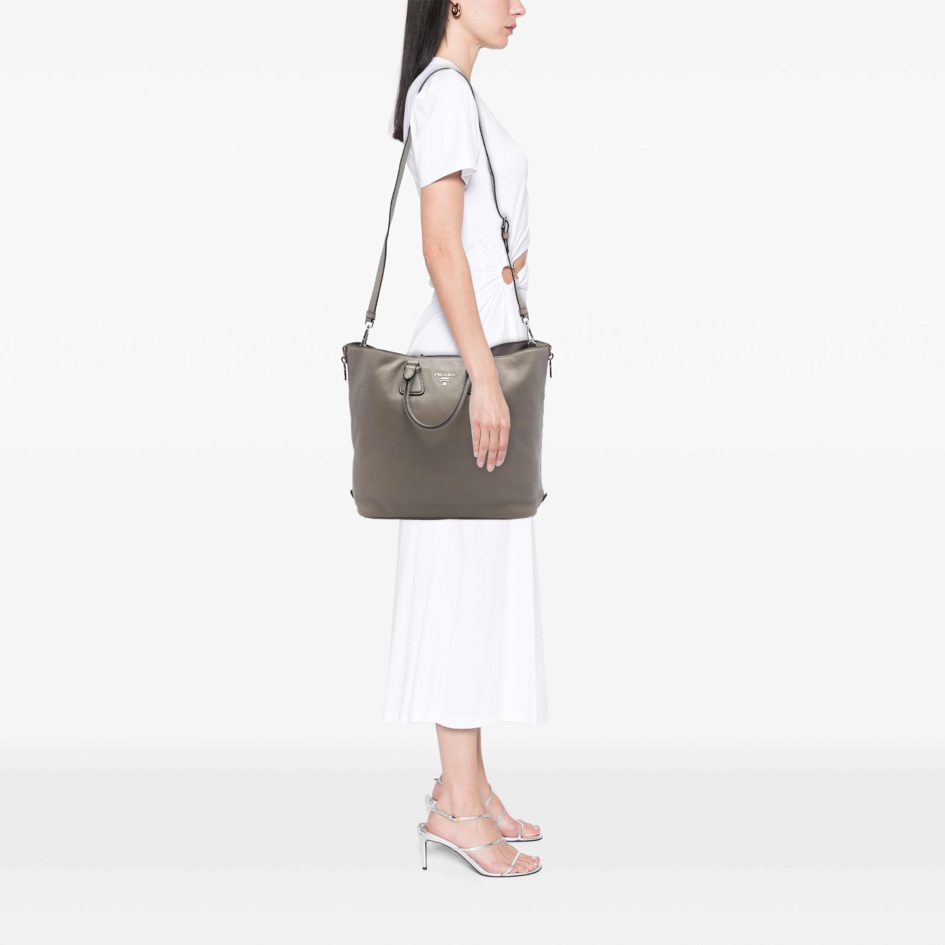 Prada Vitello Daino Side Zip Convertible Tote, från Luxclusif, i färgen brun. Klicka för att öppna bilden i stort format
