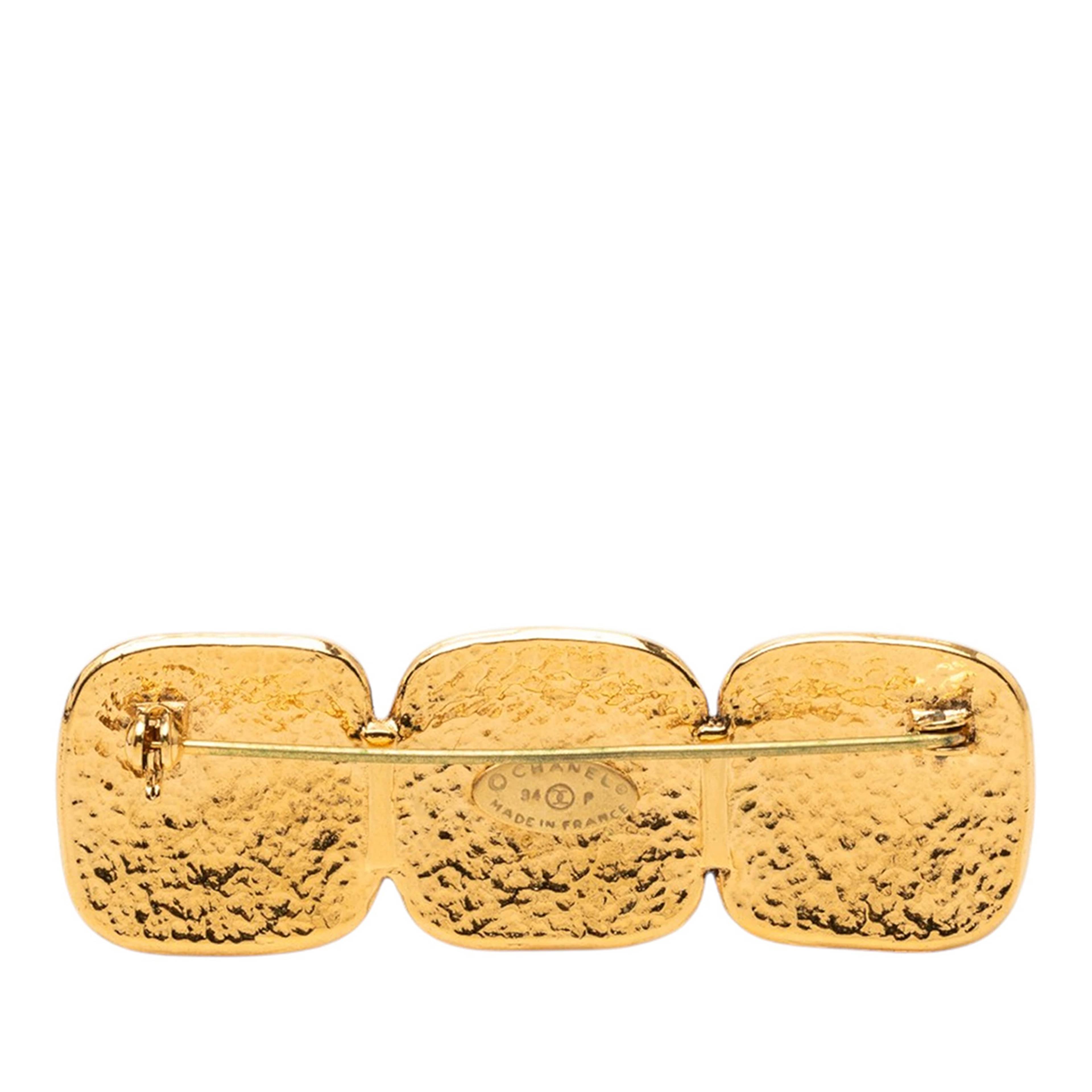 Chanel Gold Plated Triple Cc Brooch, från Luxclusif, i färgen gold. Klicka för att öppna bilden i stort format