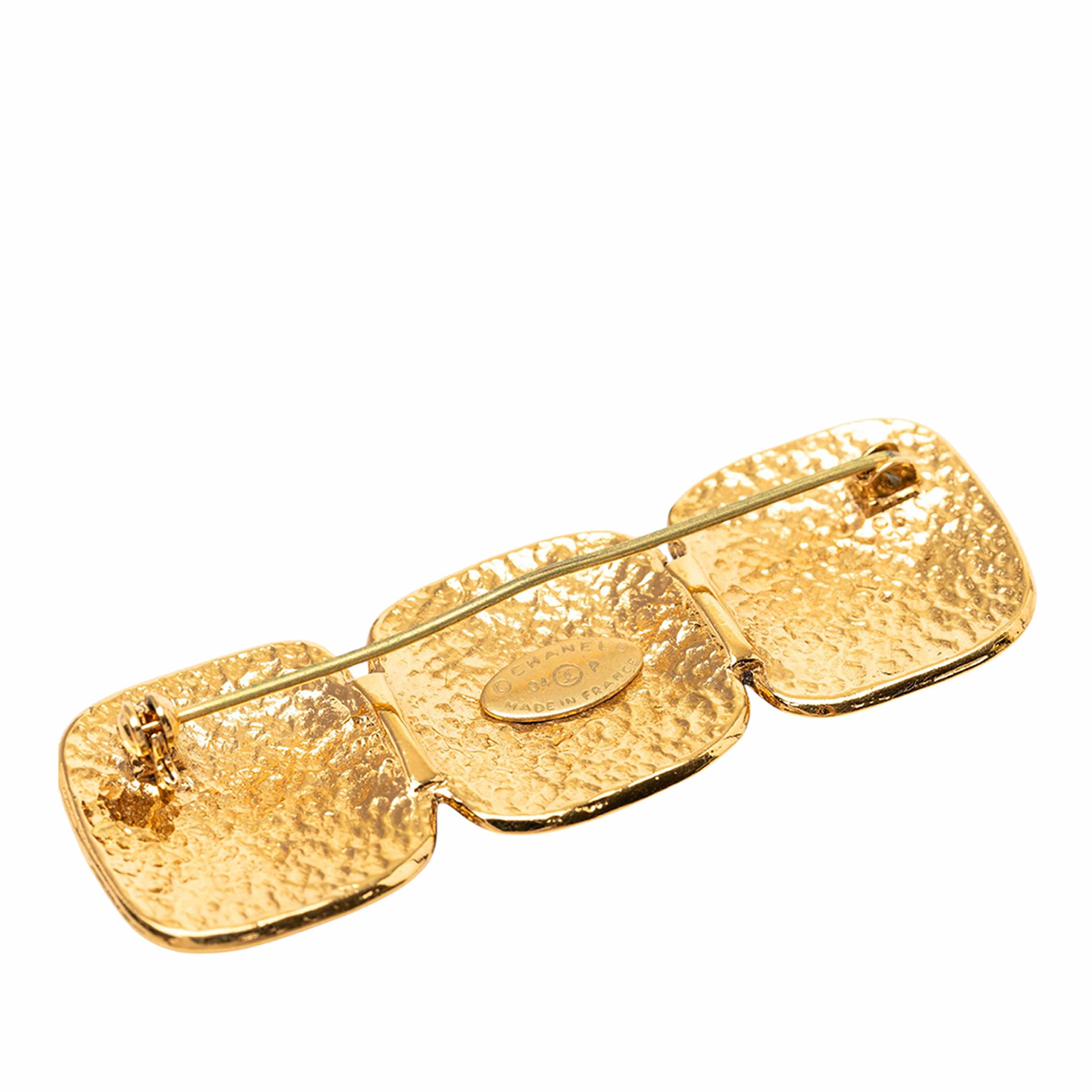 Chanel Gold Plated Triple Cc Brooch, från Luxclusif, i färgen guld. Klicka för att öppna bilden i stort format