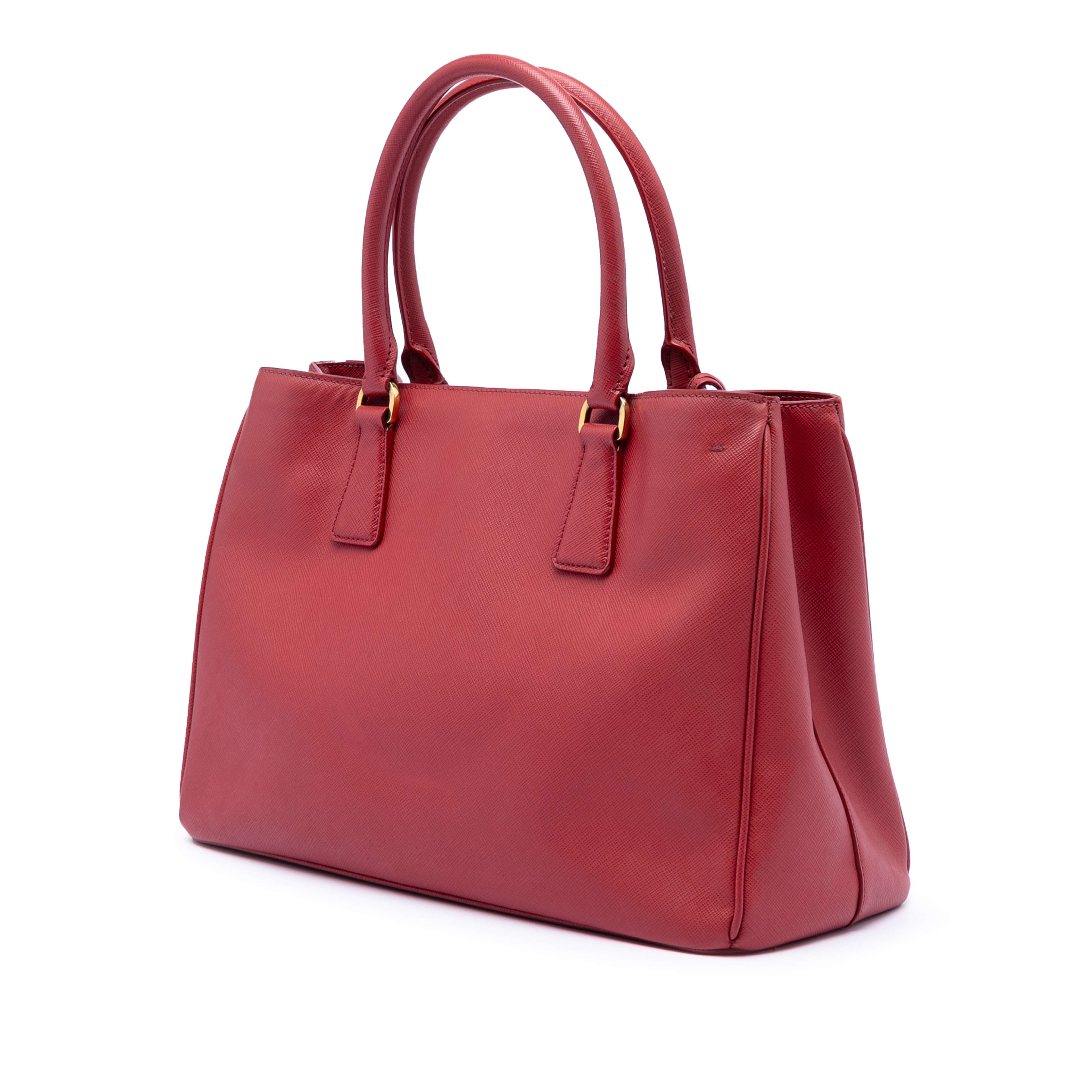 Prada Medium Saffiano Lux Galleria Satchel, från Luxclusif, i färgen red. Klicka för att öppna bilden i stort format