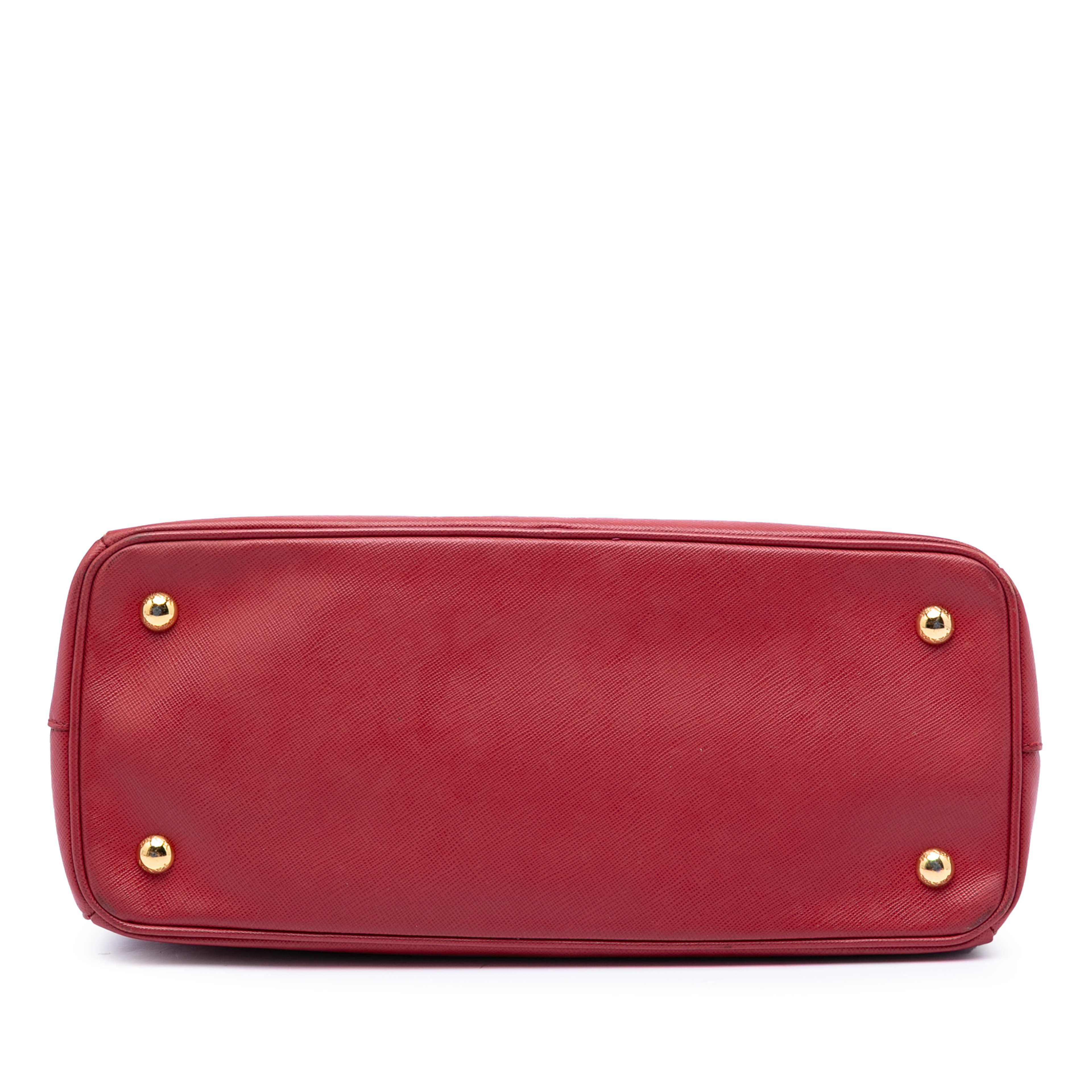 Prada Medium Saffiano Lux Galleria Satchel, från Luxclusif, i färgen röd. Klicka för att öppna bilden i stort format