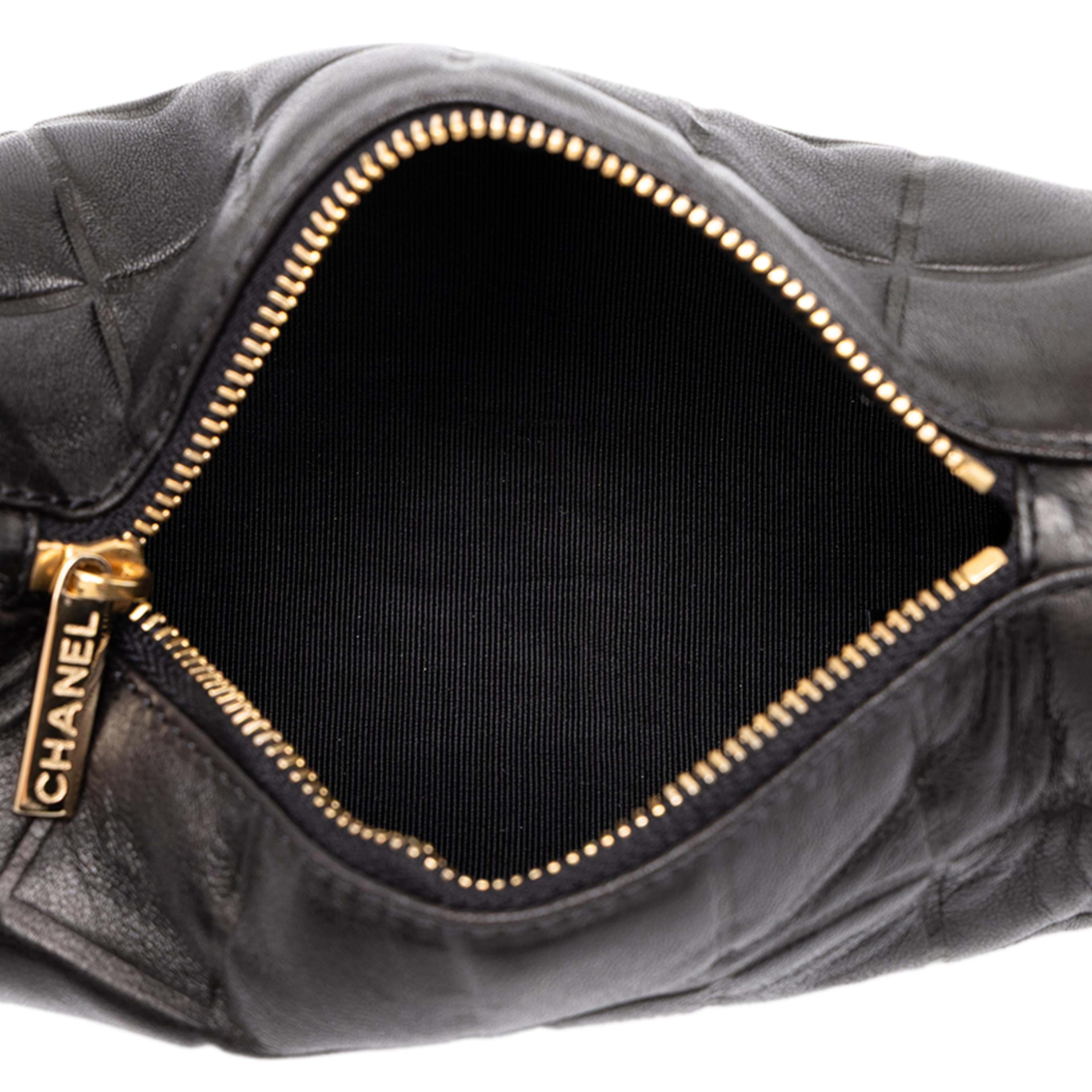 Chanel Cc Chocolate Bar Lambskin Barrel Cosmetic Pouch, från Luxclusif, i färgen svart. Klicka för att öppna bilden i stort format