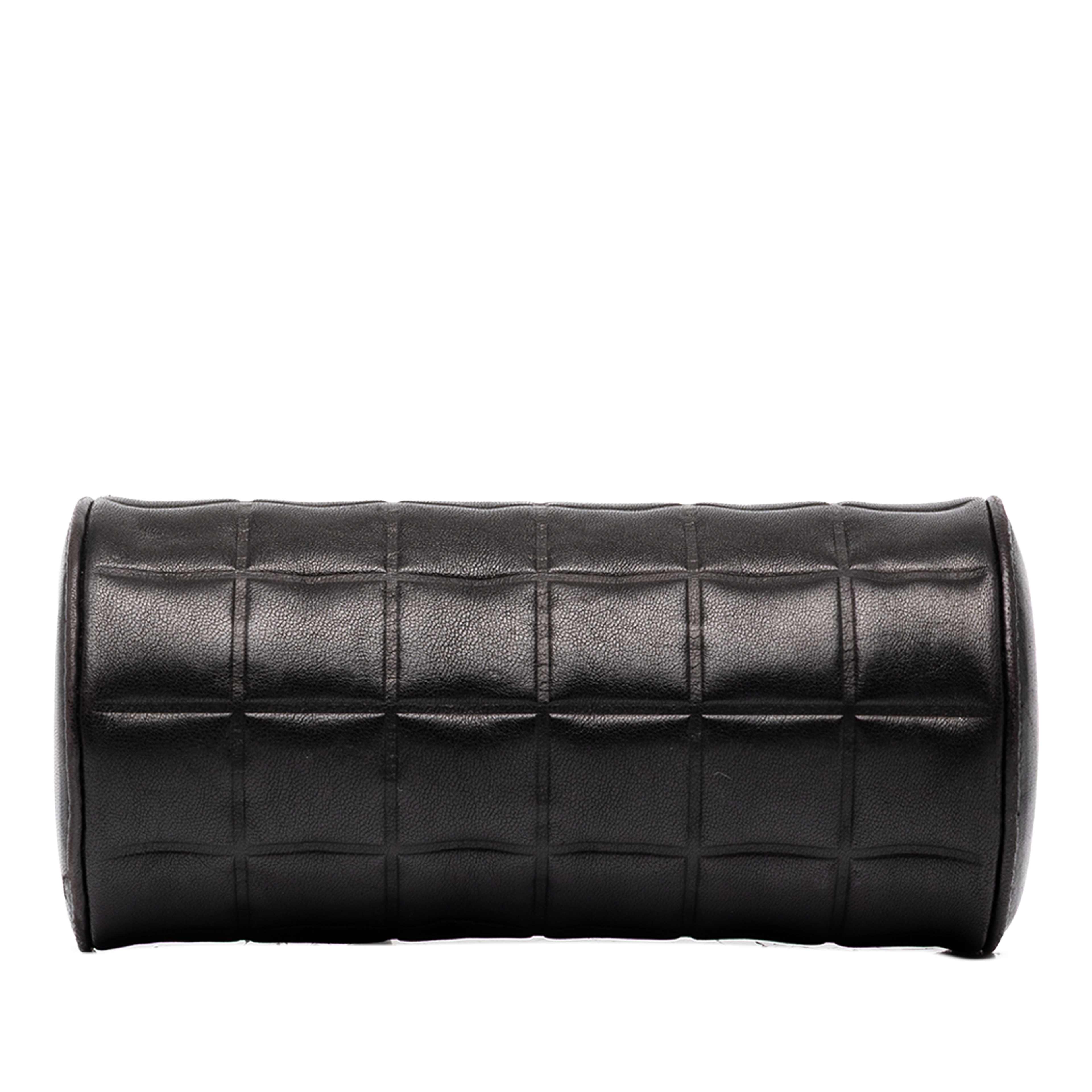 Chanel Cc Chocolate Bar Lambskin Barrel Cosmetic Pouch, från Luxclusif, i färgen svart. Klicka för att öppna bilden i stort format
