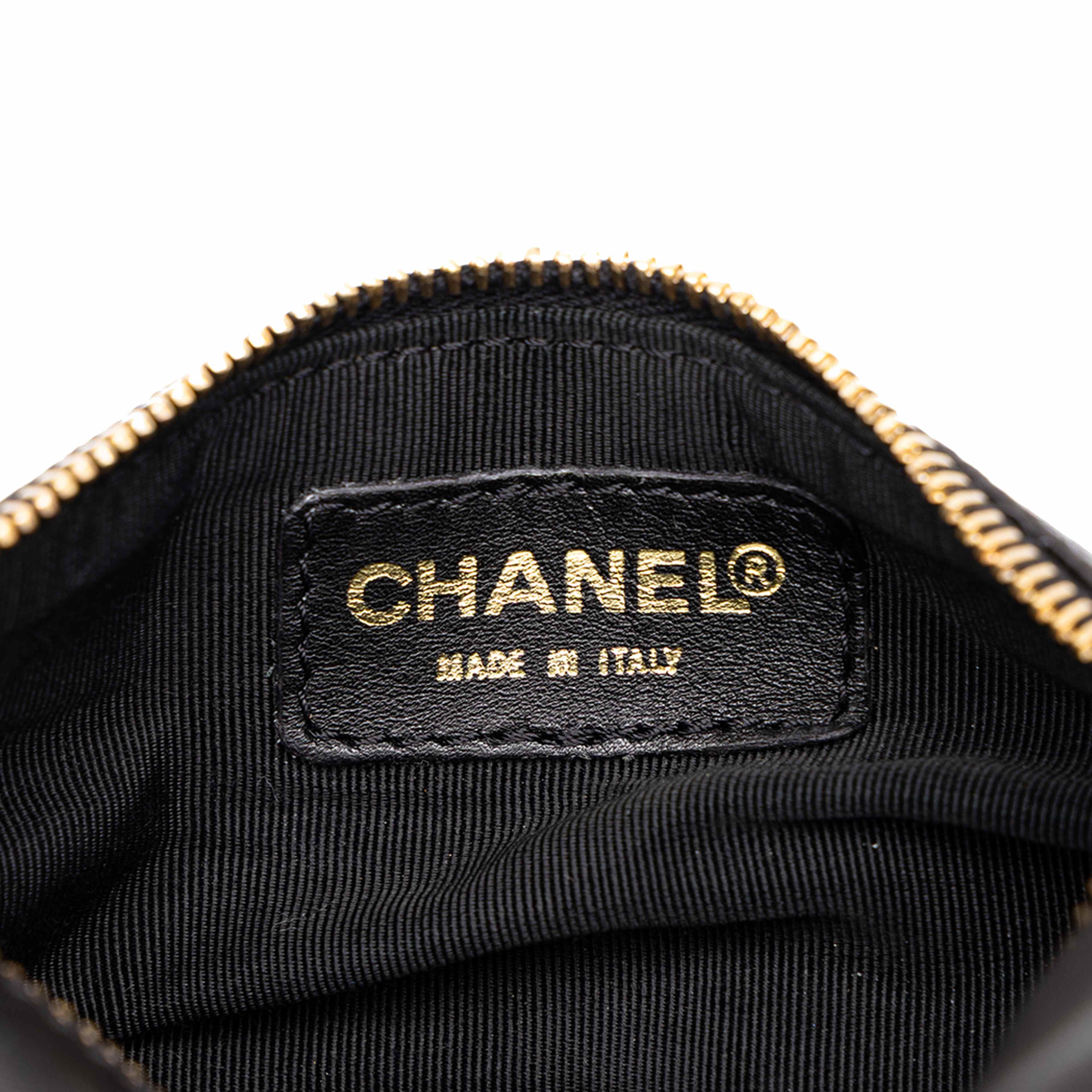 Chanel Cc Chocolate Bar Lambskin Barrel Cosmetic Pouch, från Luxclusif, i färgen svart. Klicka för att öppna bilden i stort format