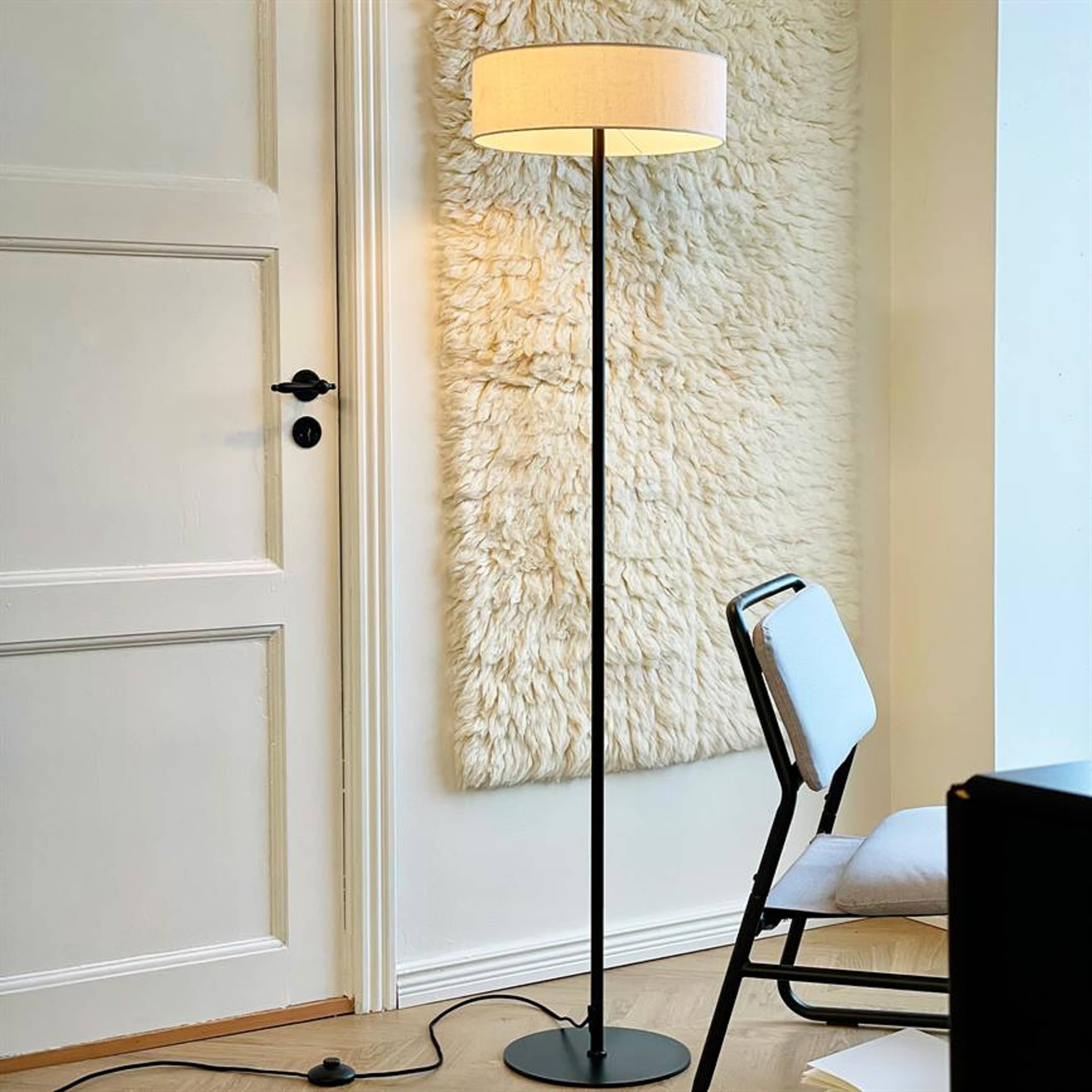 Calix Floor Lamp, från Dyberg Larsen, i färgen nature/ black. Klicka för att öppna bilden i stort format