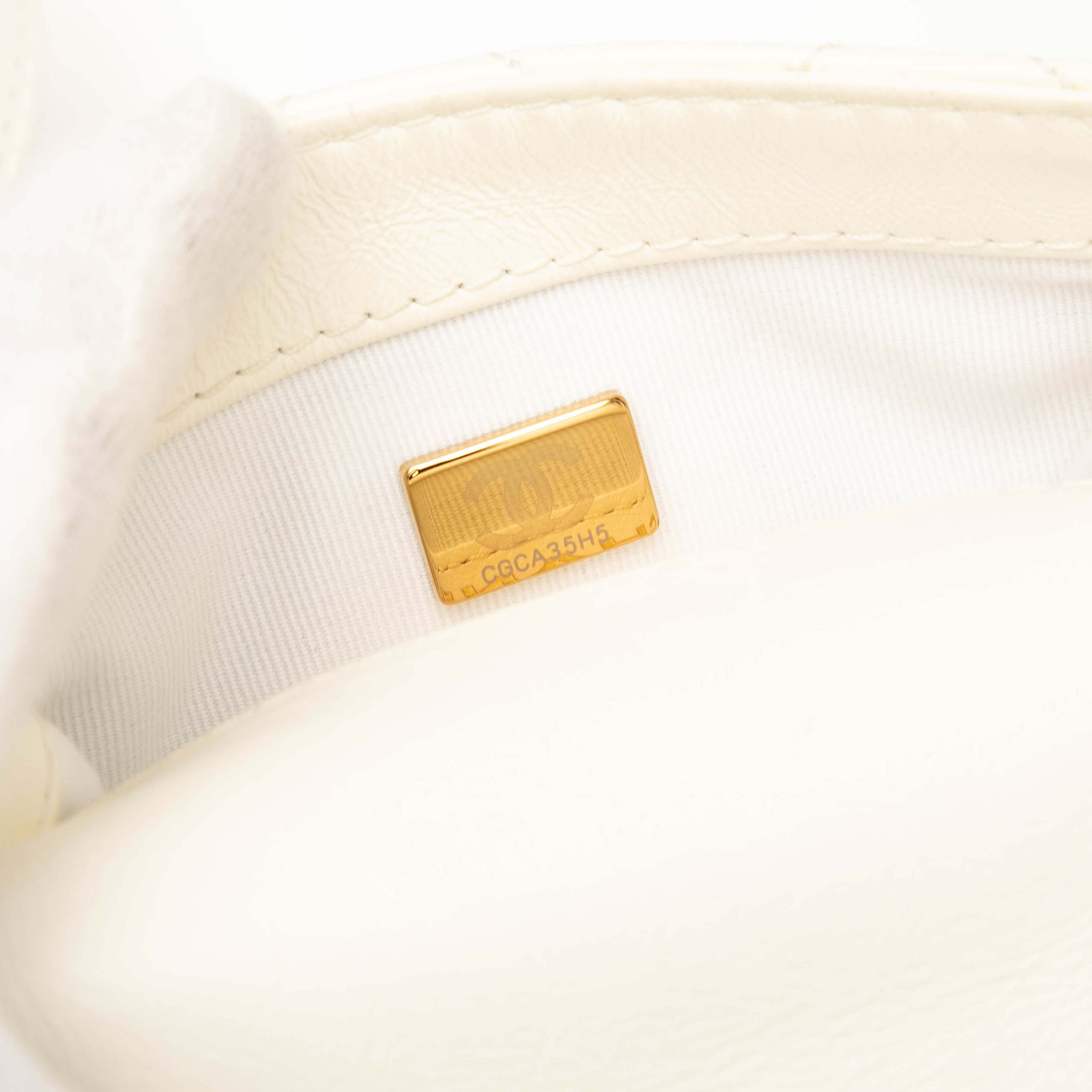 Chanel Mini Aged Calfskin City School Flap, från Luxclusif, i färgen ivory. Klicka för att öppna bilden i stort format