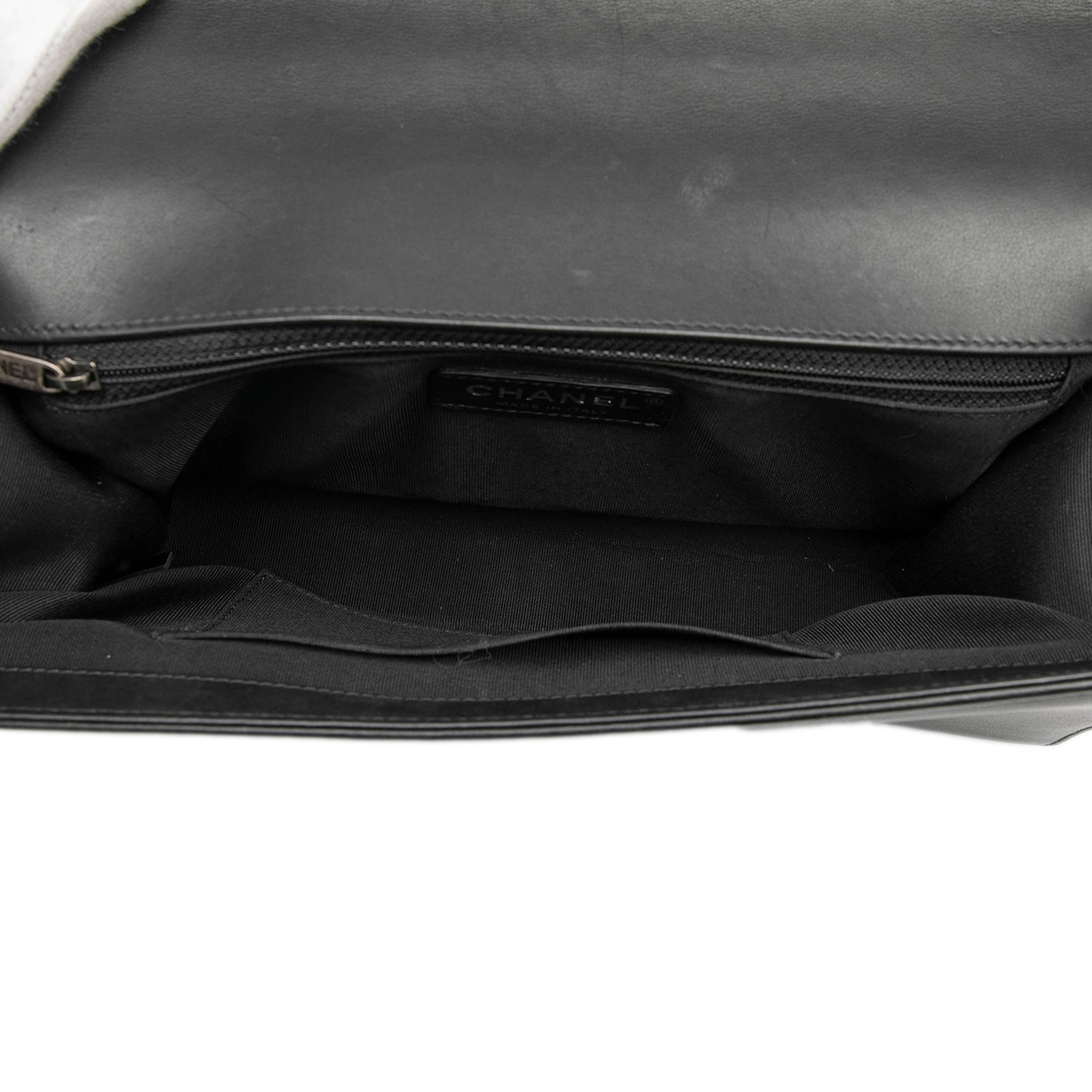 Chanel Medium Chevron Lambskin Boy Flap, från Luxclusif, i färgen black. Klicka för att öppna bilden i stort format