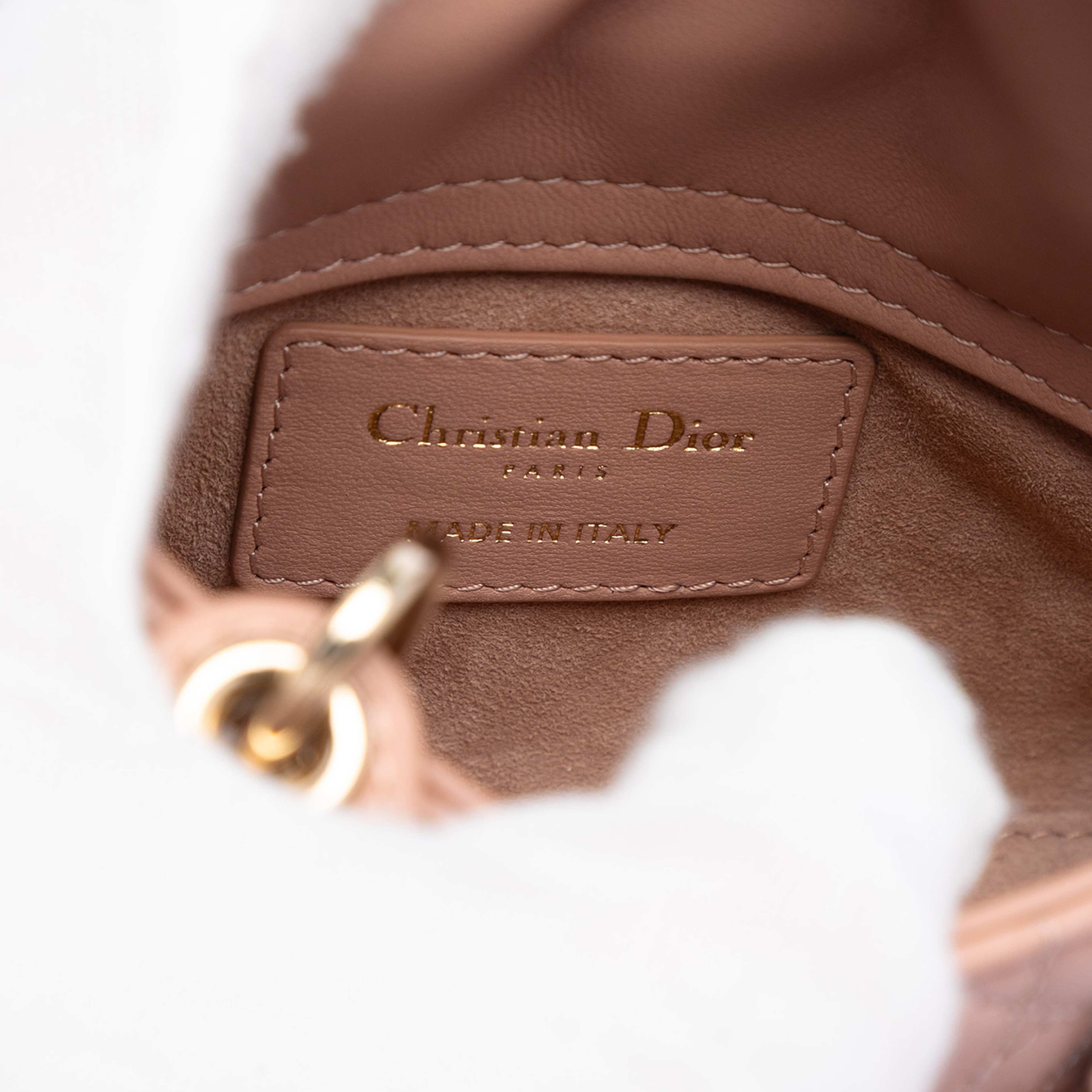 Dior Micro Lambskin Cannage Lady Dior, från Luxclusif, i färgen nude. Klicka för att öppna bilden i stort format