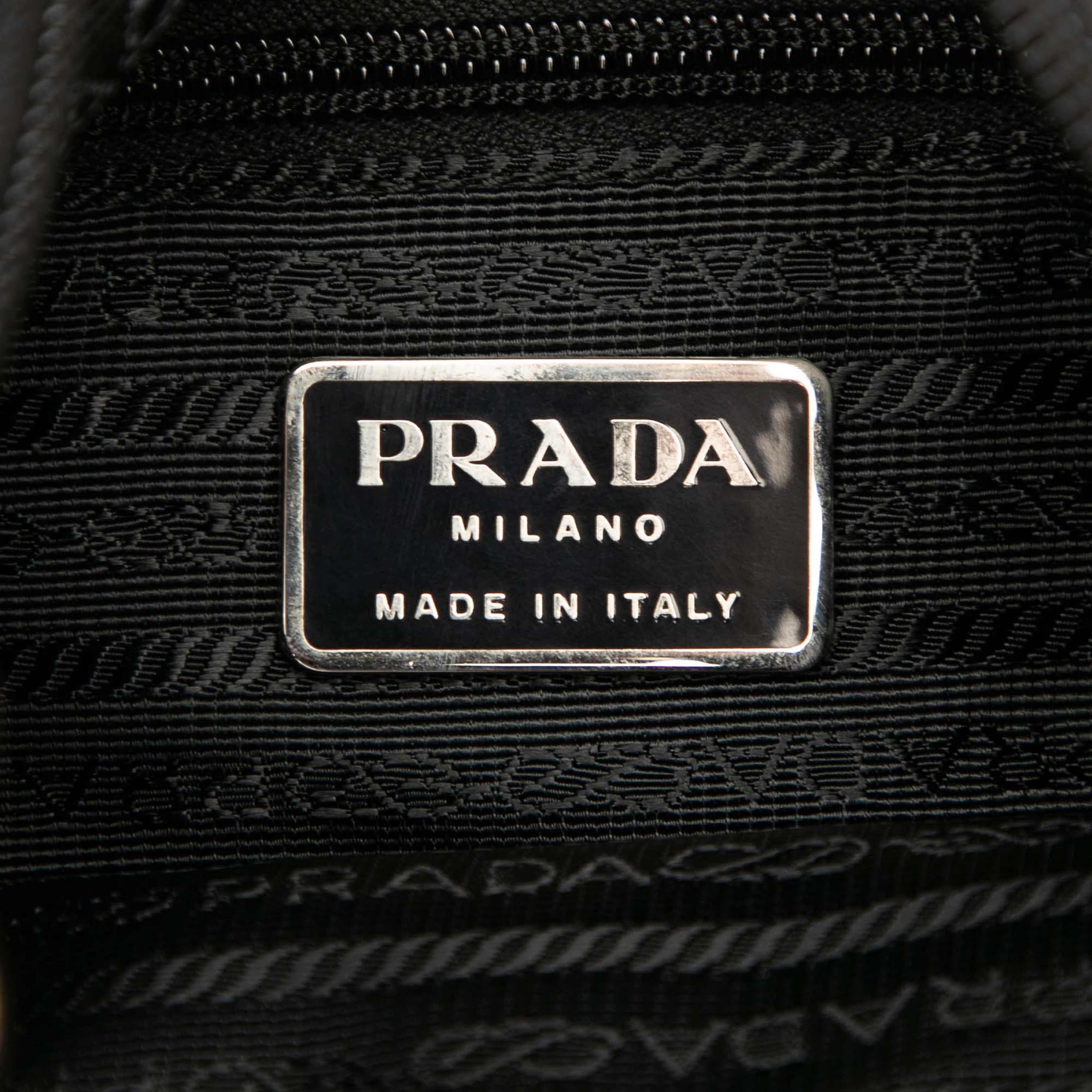 Prada Tessuto Zip Top Crossbody, från Luxclusif, i färgen black. Klicka för att öppna bilden i stort format