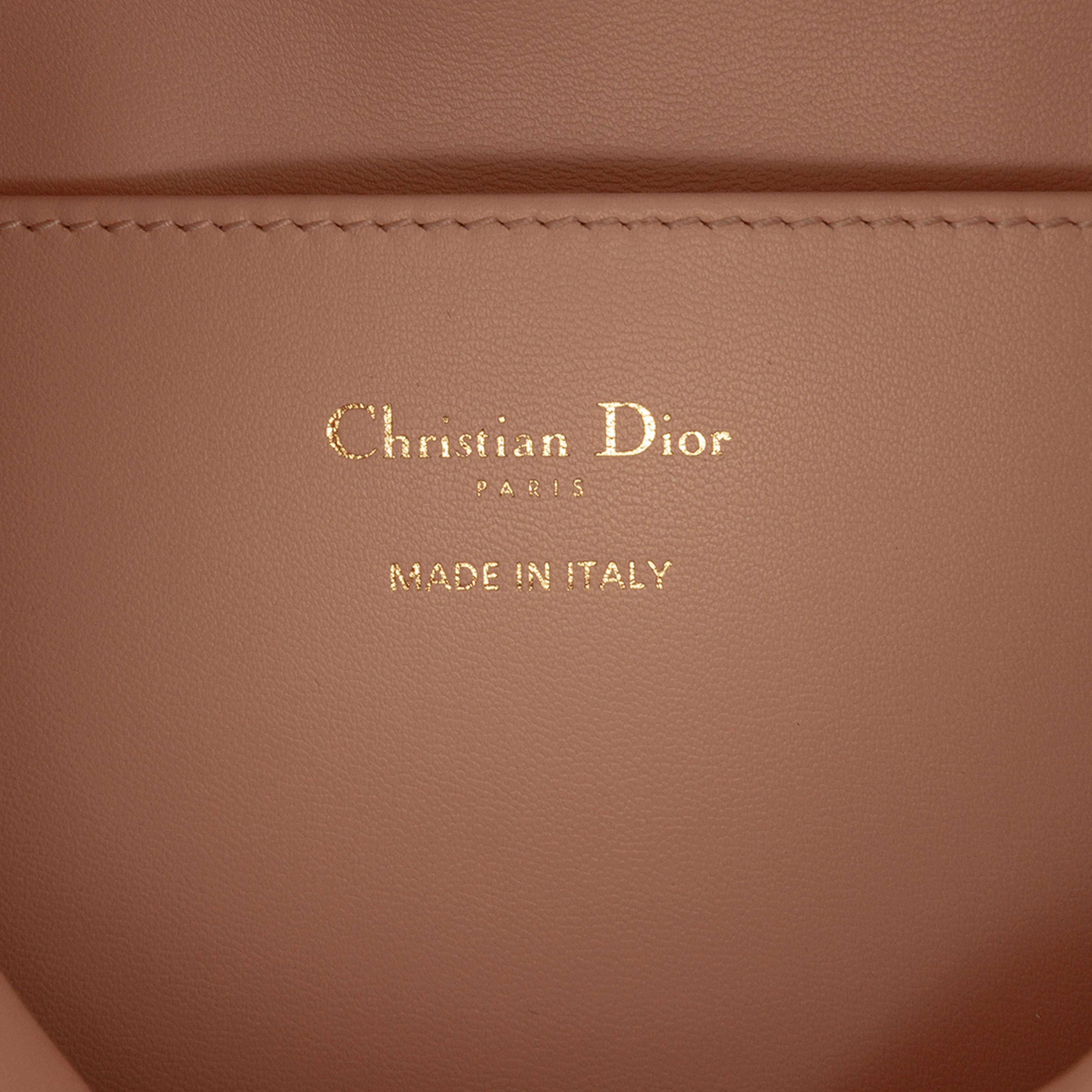 Dior Small Lambskin Macrocannage Caro Bucket Bag, från Luxclusif, i färgen nude. Klicka för att öppna bilden i stort format