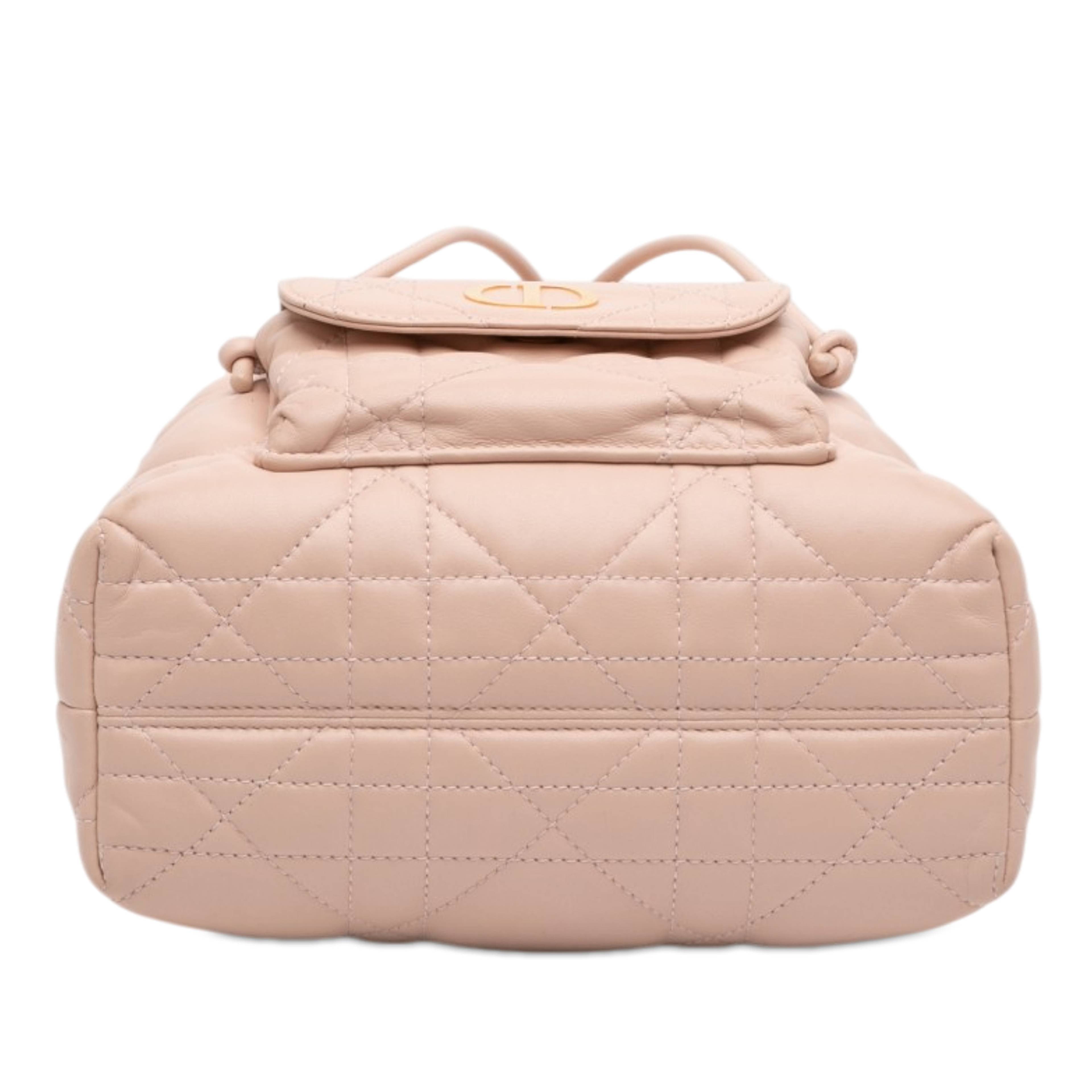 Dior Small Lambskin Macrocannage Caro Bucket Bag, från Luxclusif, i färgen nude. Klicka för att öppna bilden i stort format