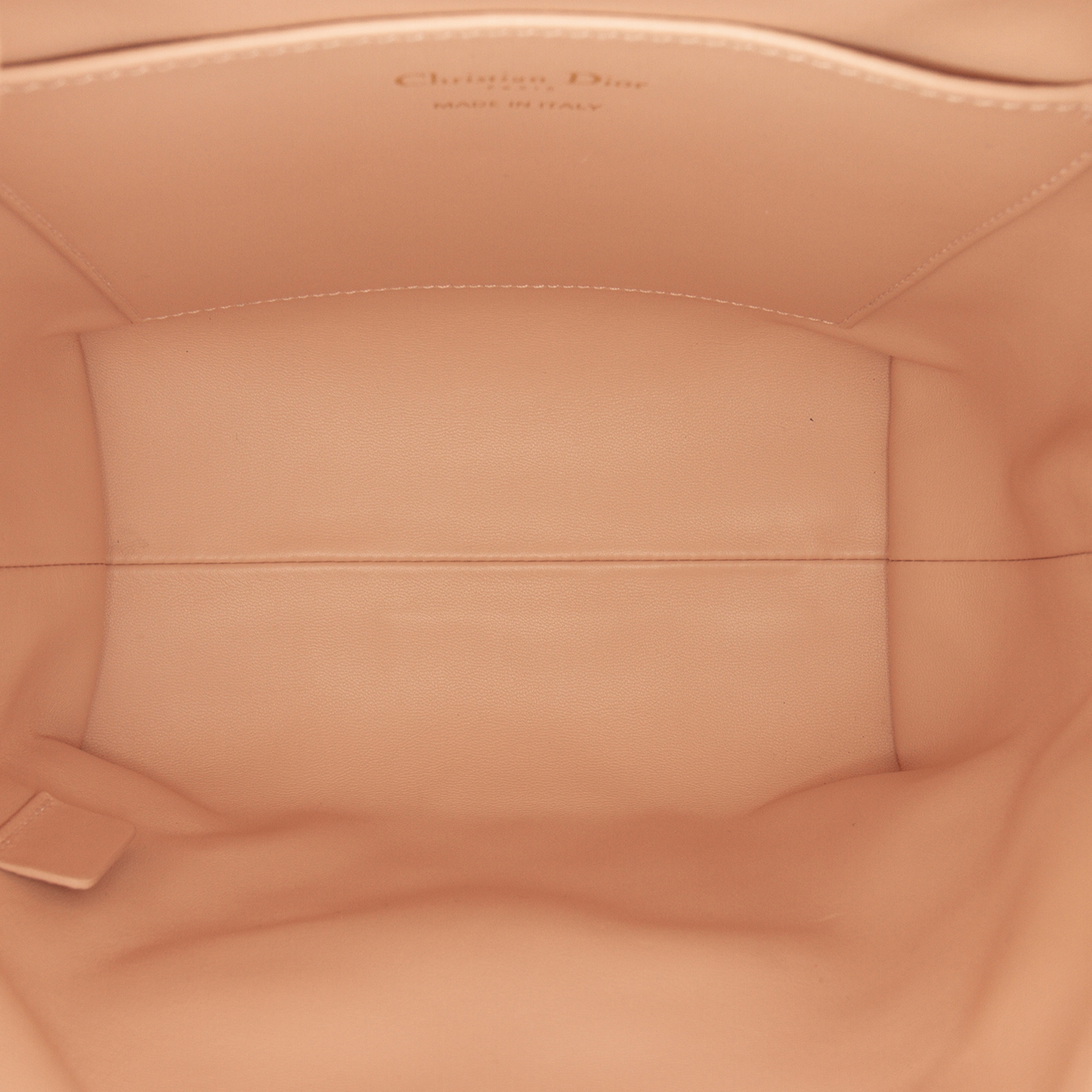 Dior Small Lambskin Macrocannage Caro Bucket Bag, från Luxclusif, i färgen nude. Klicka för att öppna bilden i stort format