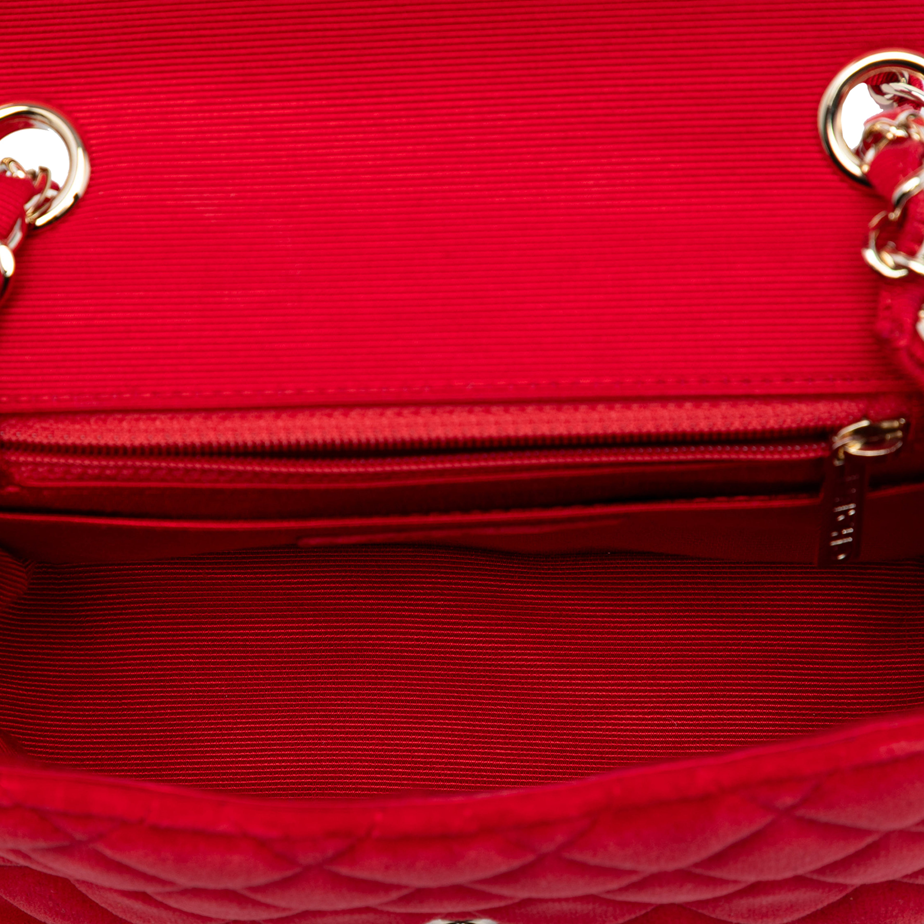 Chanel Mini Square Classic Velvet Single Flap, från Luxclusif, i färgen red. Klicka för att öppna bilden i stort format