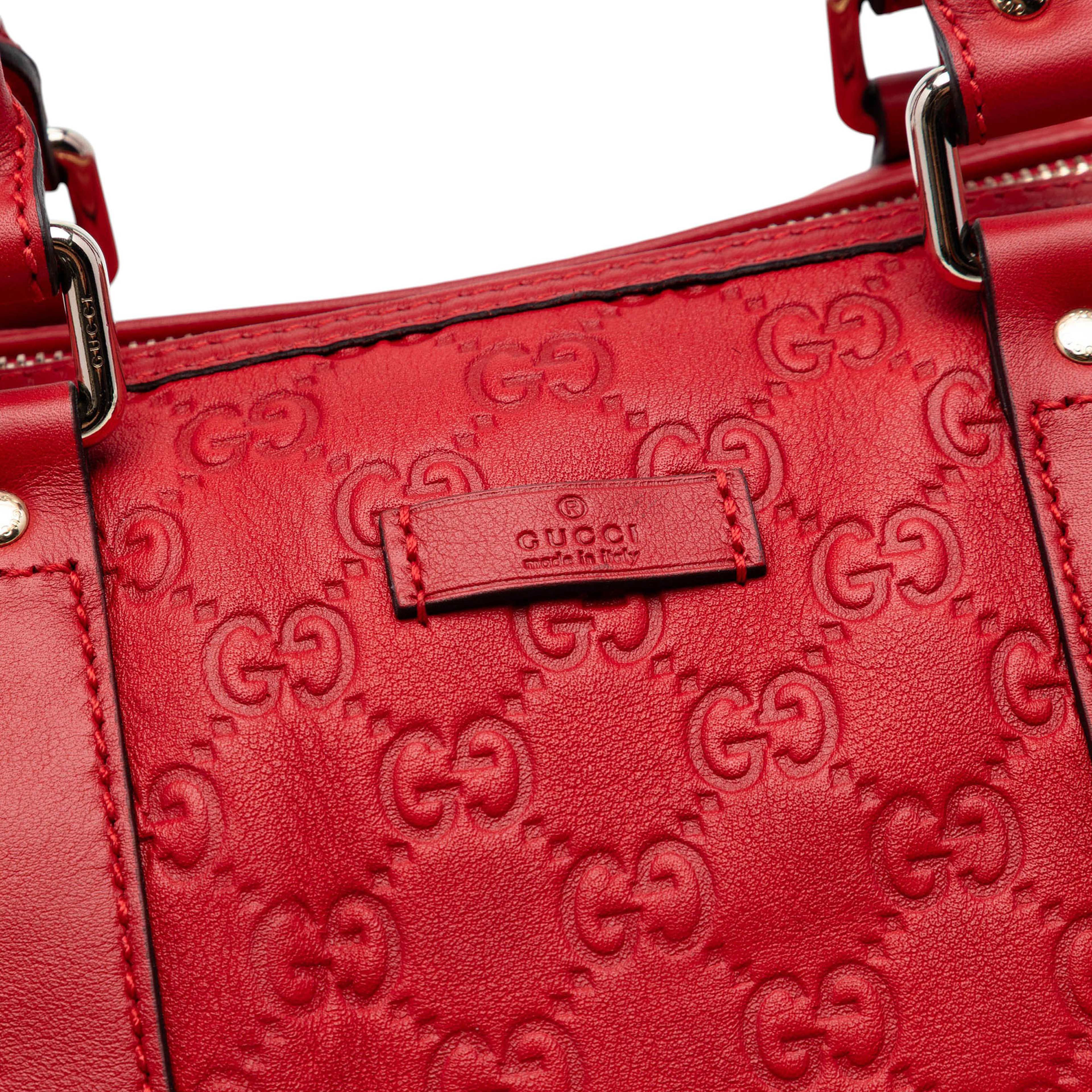 Gucci Medium Guccissima Joy Boston Bag, från Luxclusif, i färgen red. Klicka för att öppna bilden i stort format