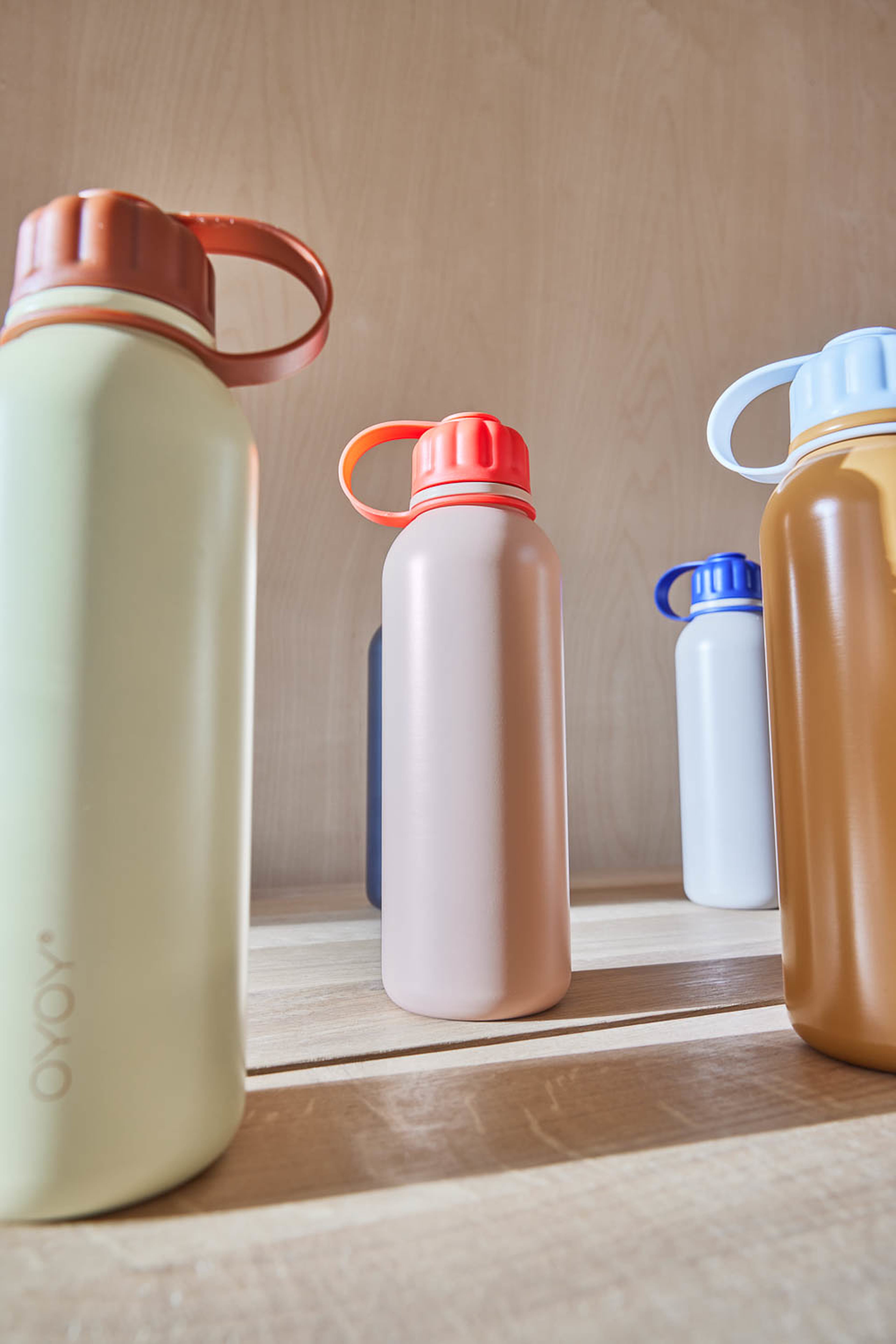 Pullo Bottle, från OYOY Living, i färgen clay/opticblue. Klicka för att öppna bilden i stort format