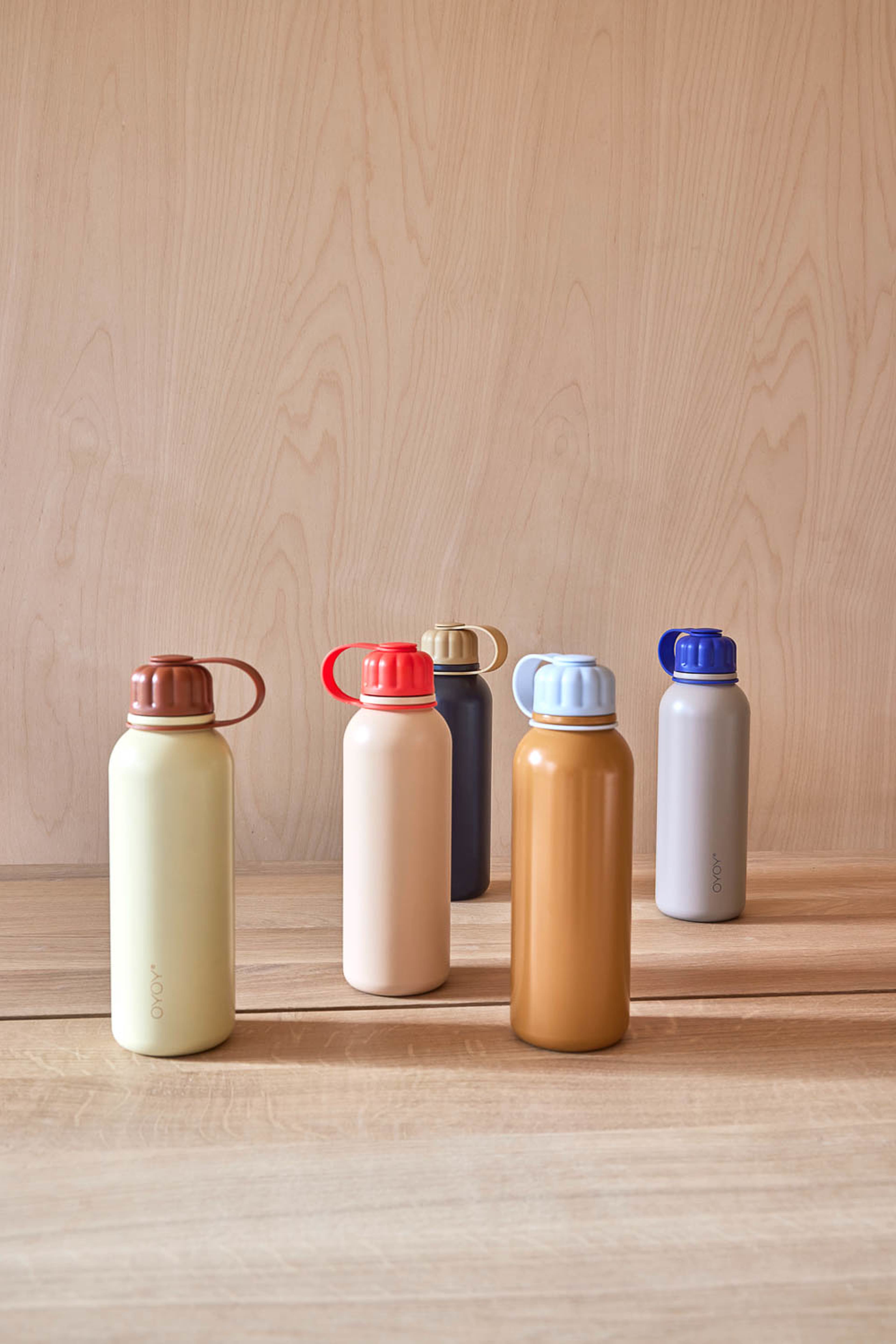 Pullo Bottle, från OYOY Living, i färgen clay/opticblue. Klicka för att öppna bilden i stort format