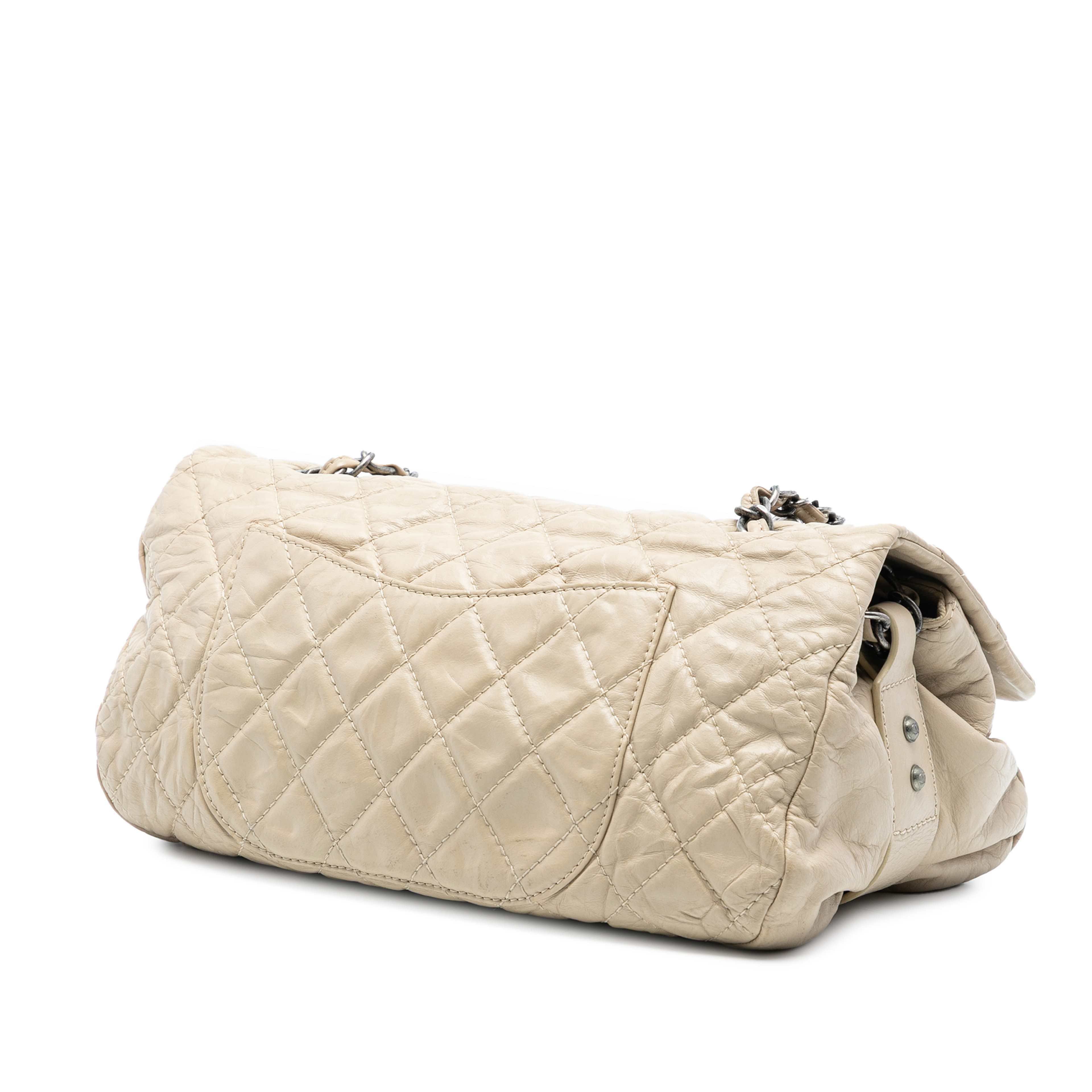 Chanel Cc Quilted Aged Calfskin Flap, från Luxclusif, i färgen beige. Klicka för att öppna bilden i stort format