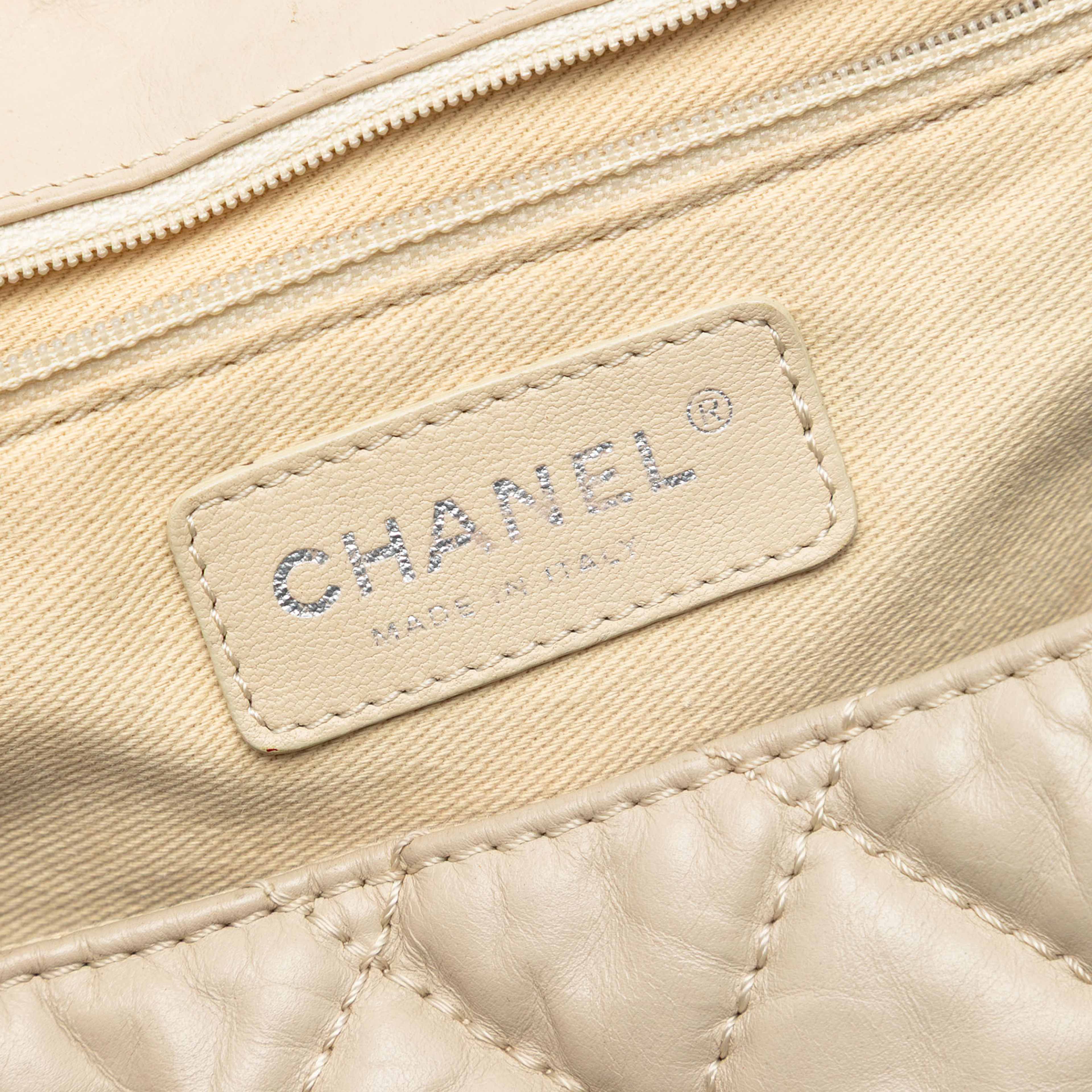 Chanel Cc Quilted Aged Calfskin Flap, från Luxclusif, i färgen beige. Klicka för att öppna bilden i stort format