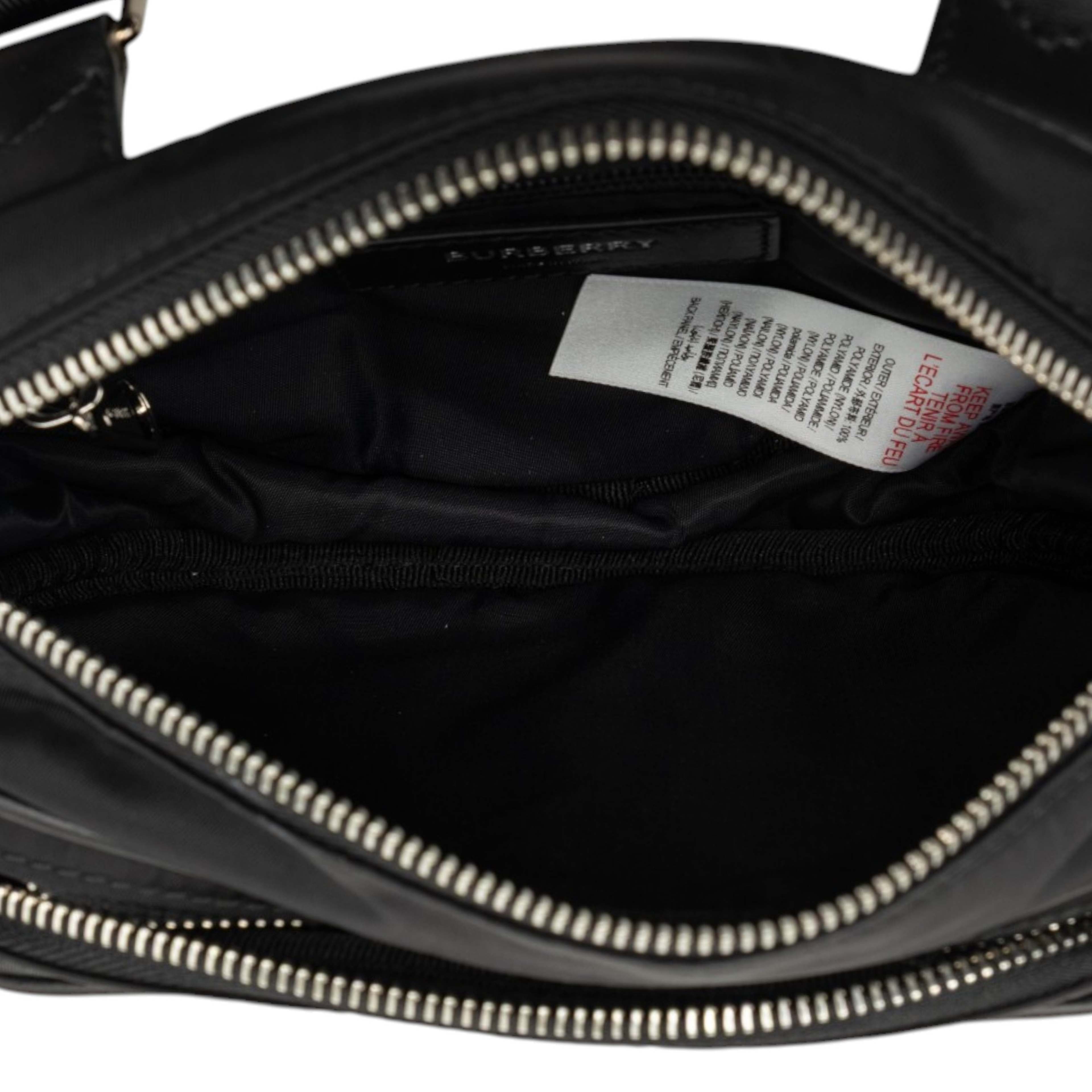 Burberry Econyl Nylon Logo Cannon Belt Bag, från Luxclusif, i färgen svart. Klicka för att öppna bilden i stort format