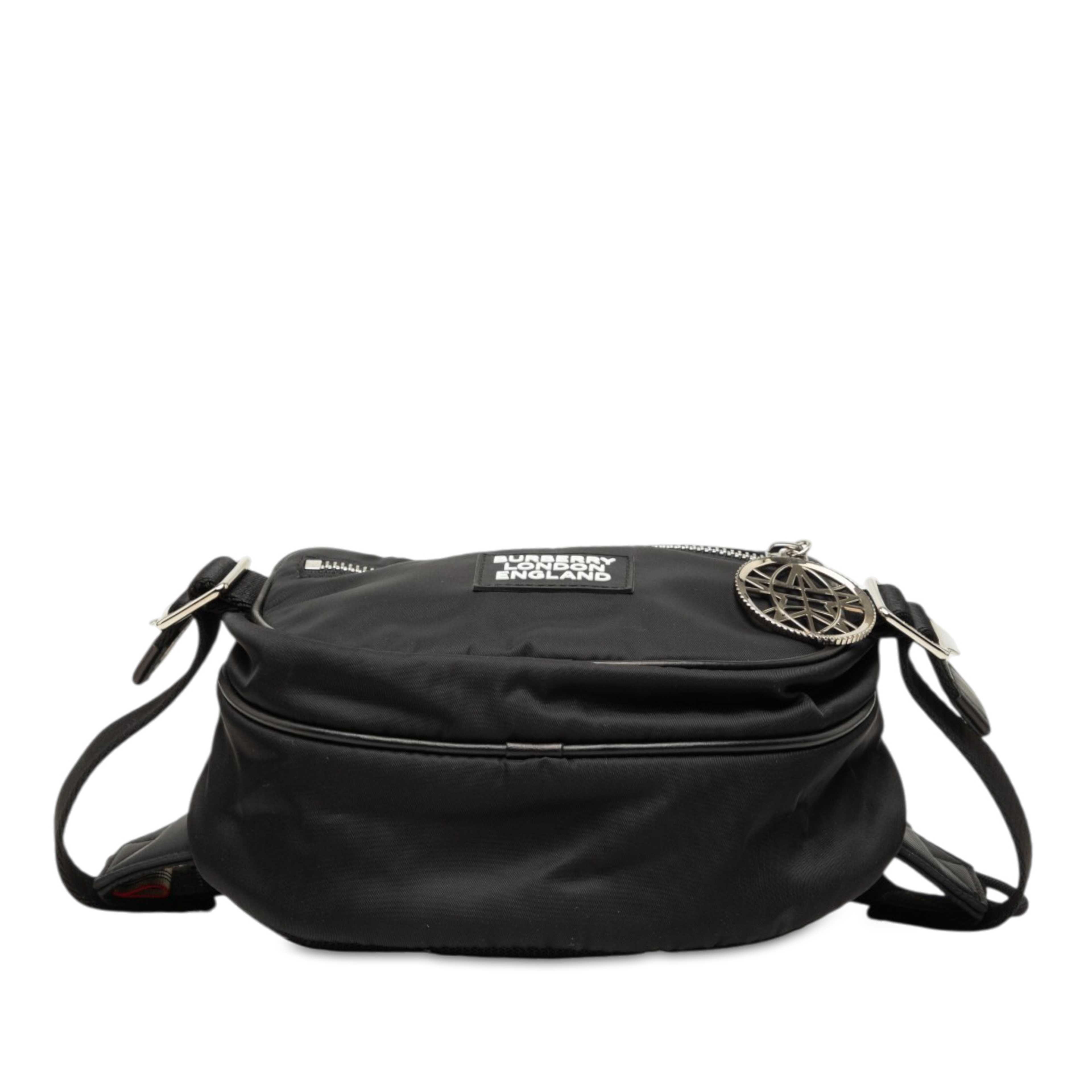 Burberry Econyl Nylon Logo Cannon Belt Bag, från Luxclusif, i färgen svart. Klicka för att öppna bilden i stort format