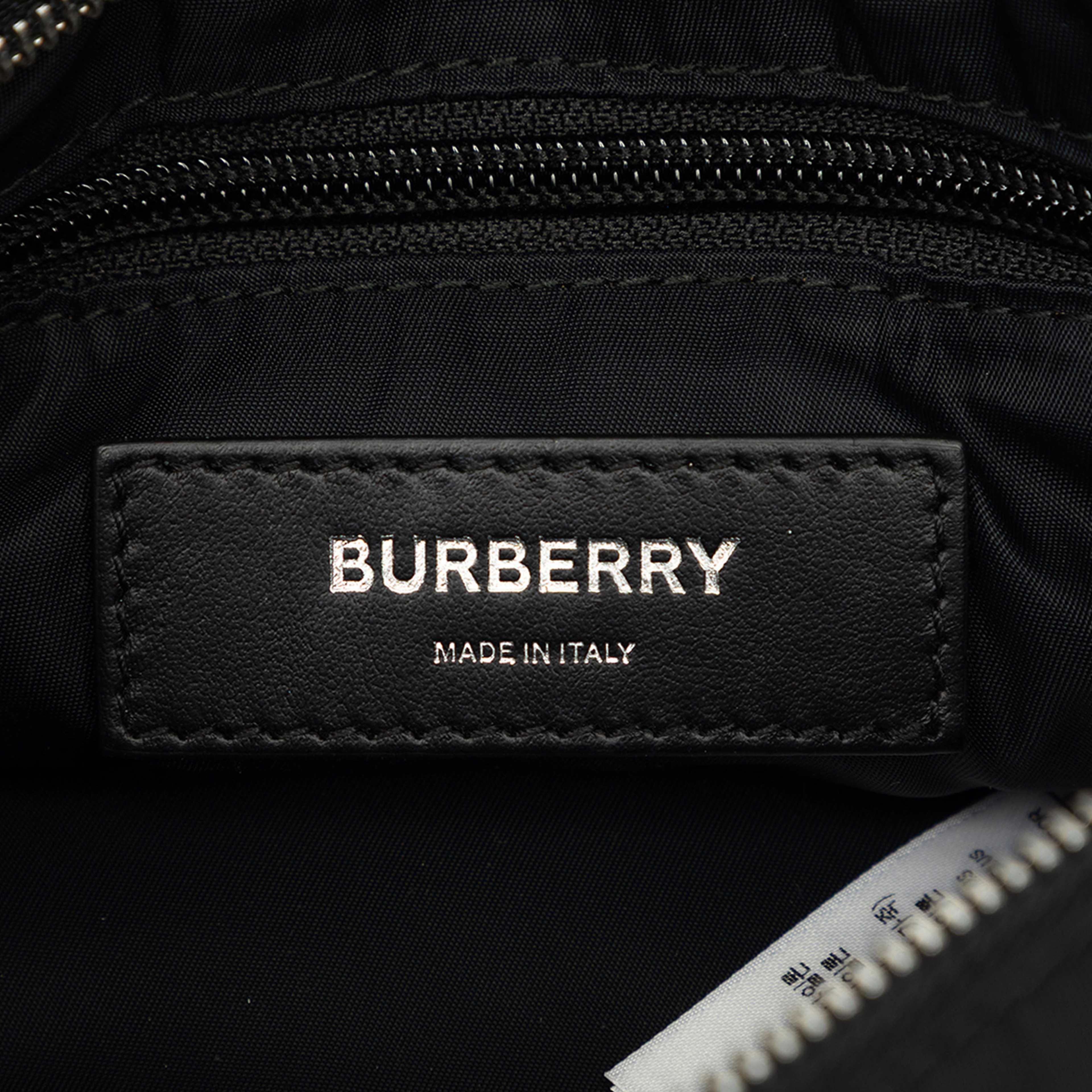 Burberry Econyl Nylon Logo Cannon Belt Bag, från Luxclusif, i färgen svart. Klicka för att öppna bilden i stort format