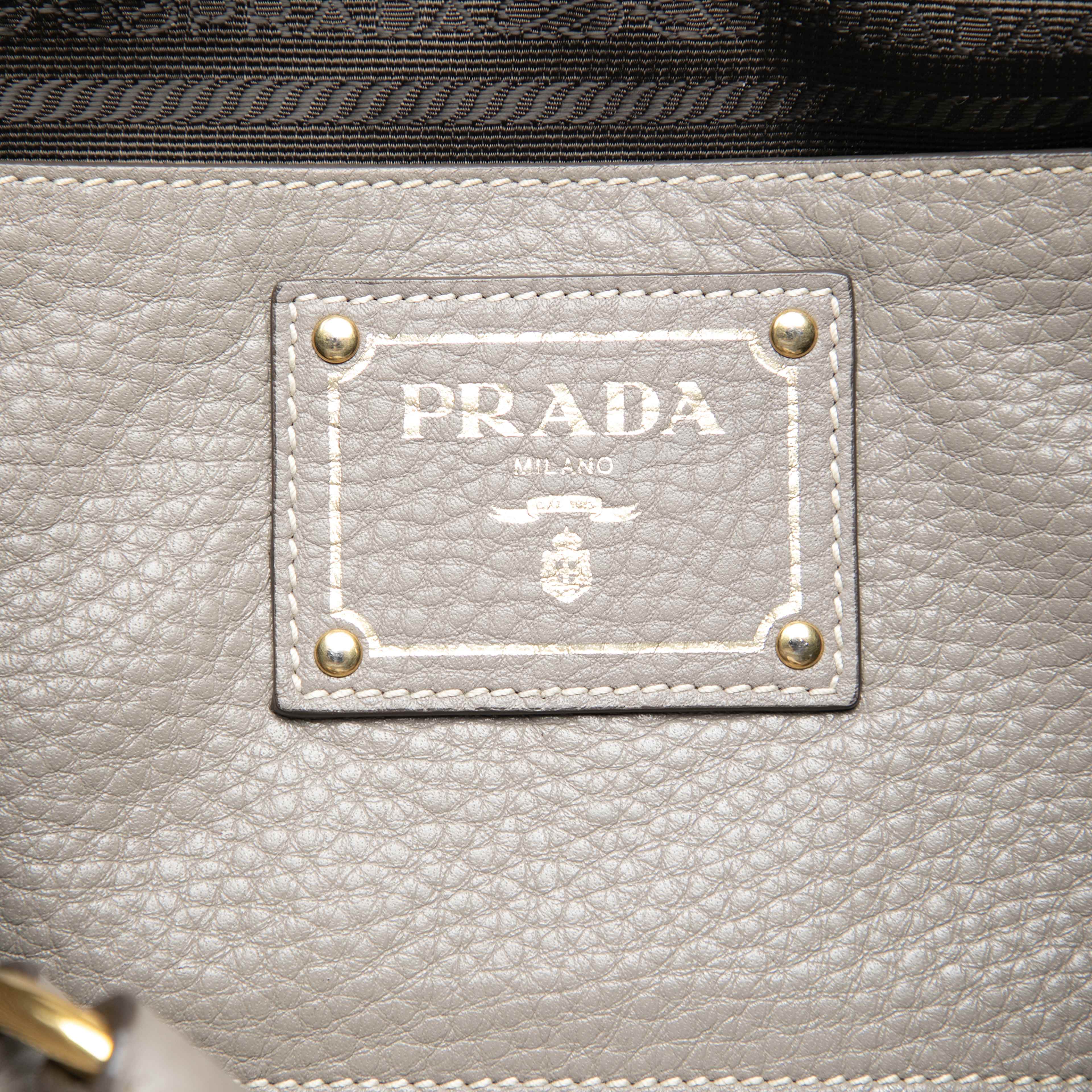 Prada Vitello Daino Open Convertible Tote, från Luxclusif, i färgen gray. Klicka för att öppna bilden i stort format
